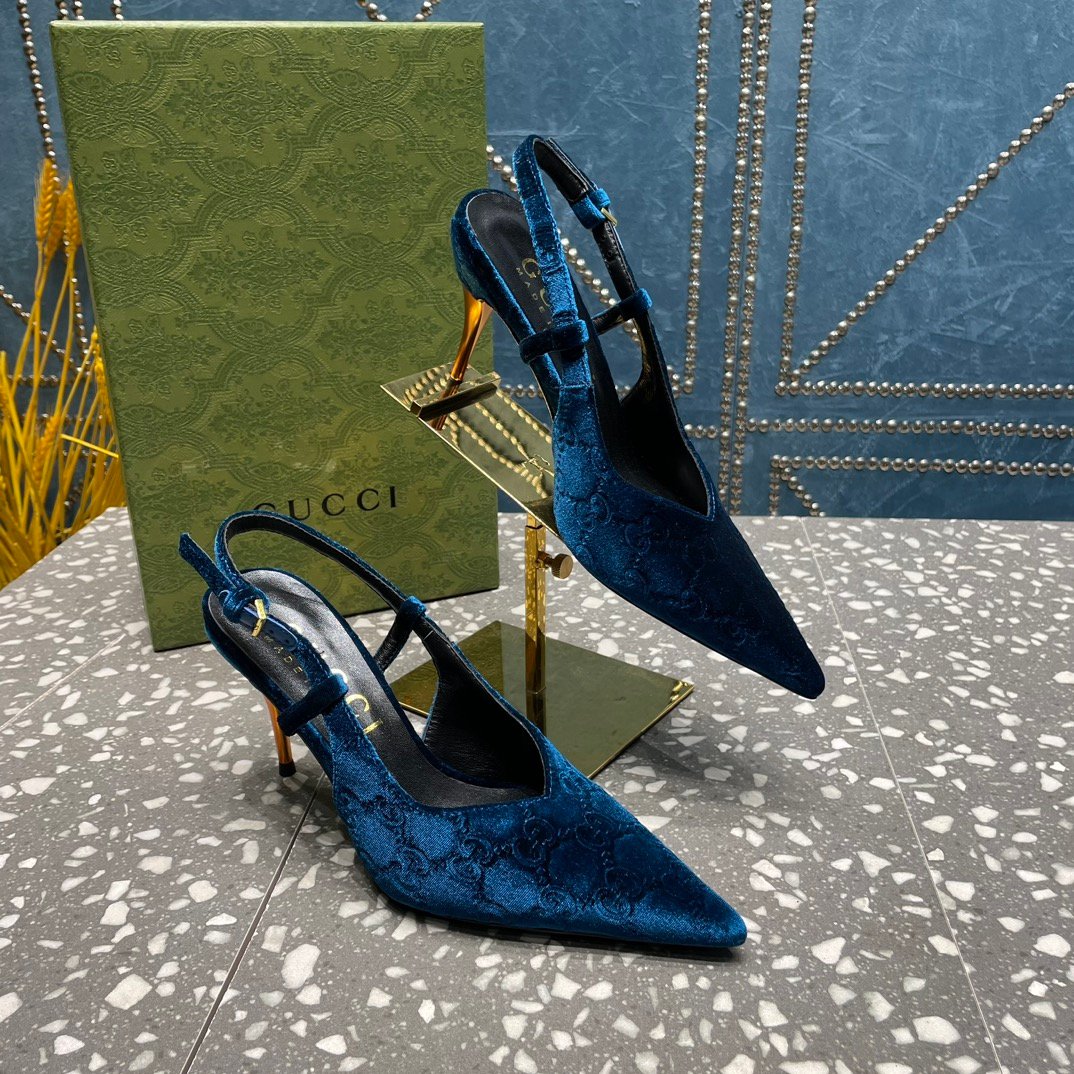 Gvc*1 Women’S Platform Pump Blue Velvet