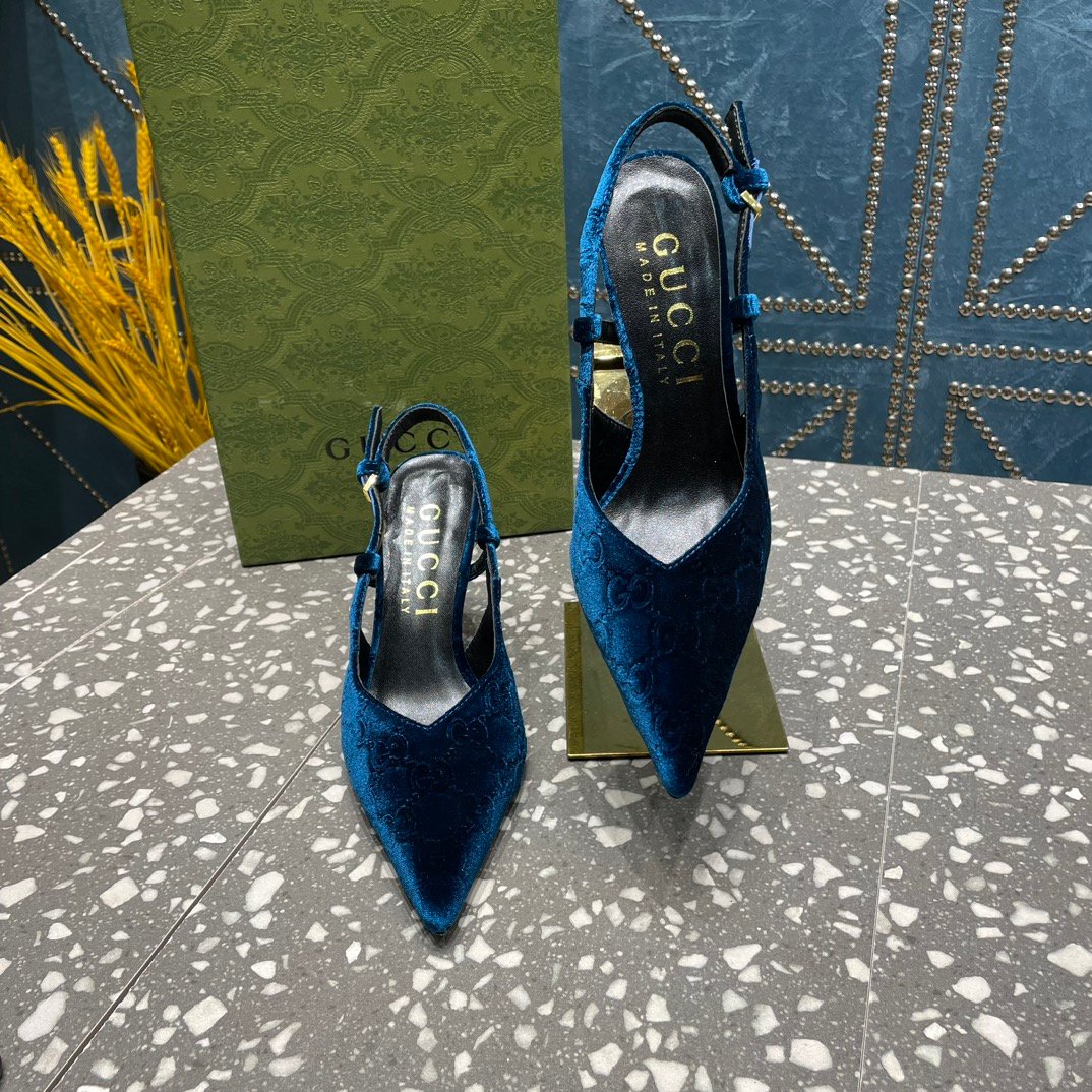 Gvc*1 Women’S Platform Pump Blue Velvet