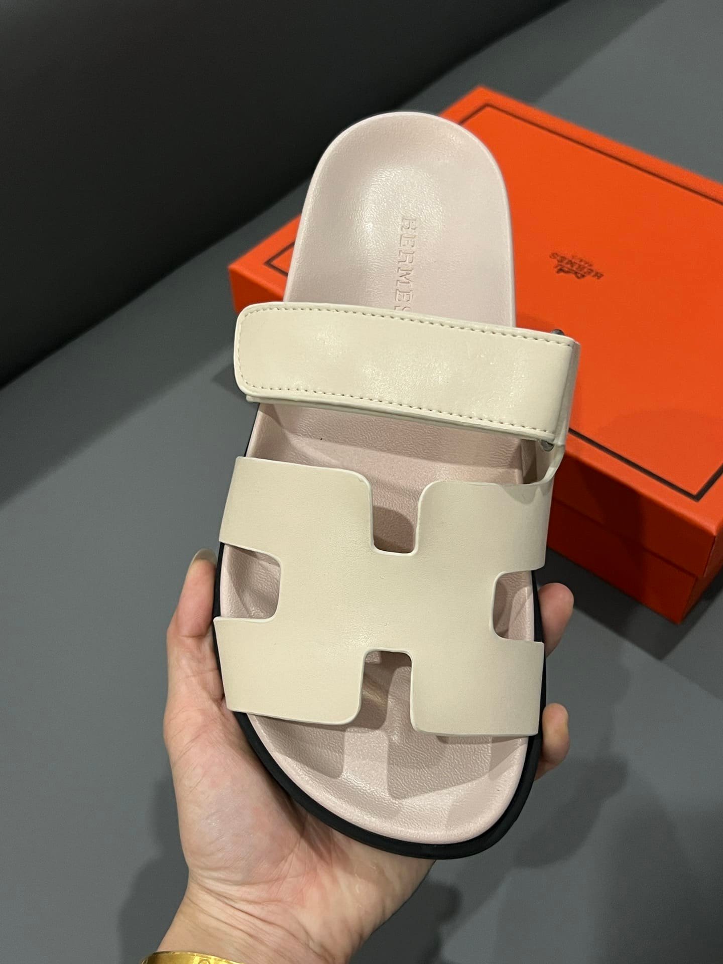 H**me5 Chypre Sandal Calfskin Beige