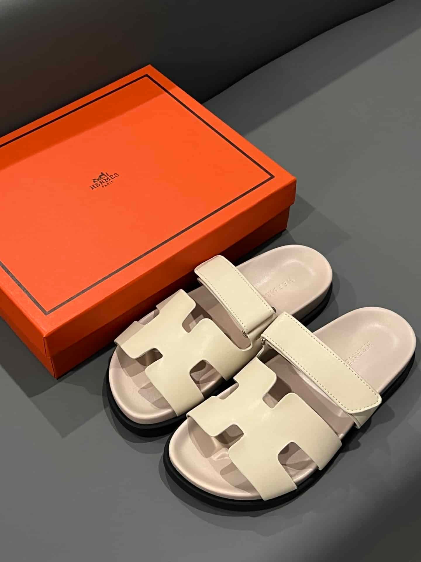 H**me5 Chypre Sandal Calfskin Beige