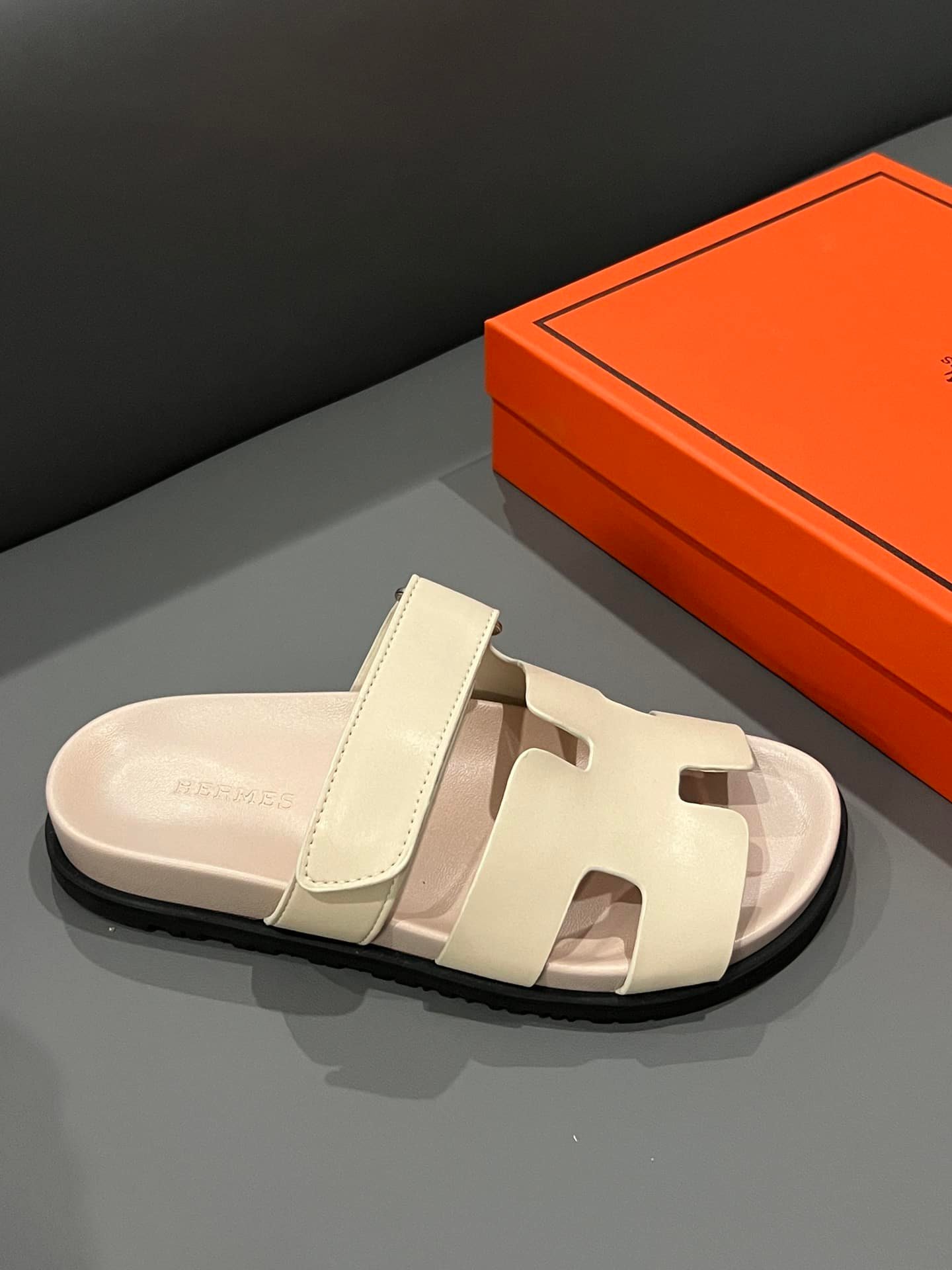 H**me5 Chypre Sandal Calfskin Beige