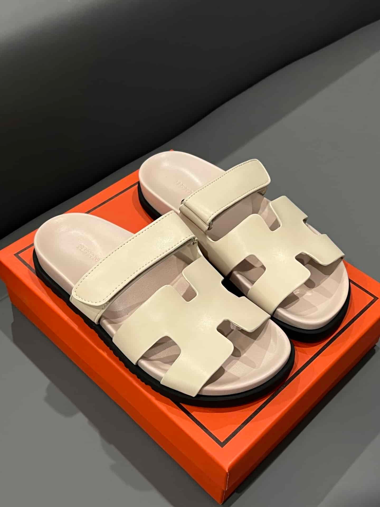 H**me5 Chypre Sandal Calfskin Beige