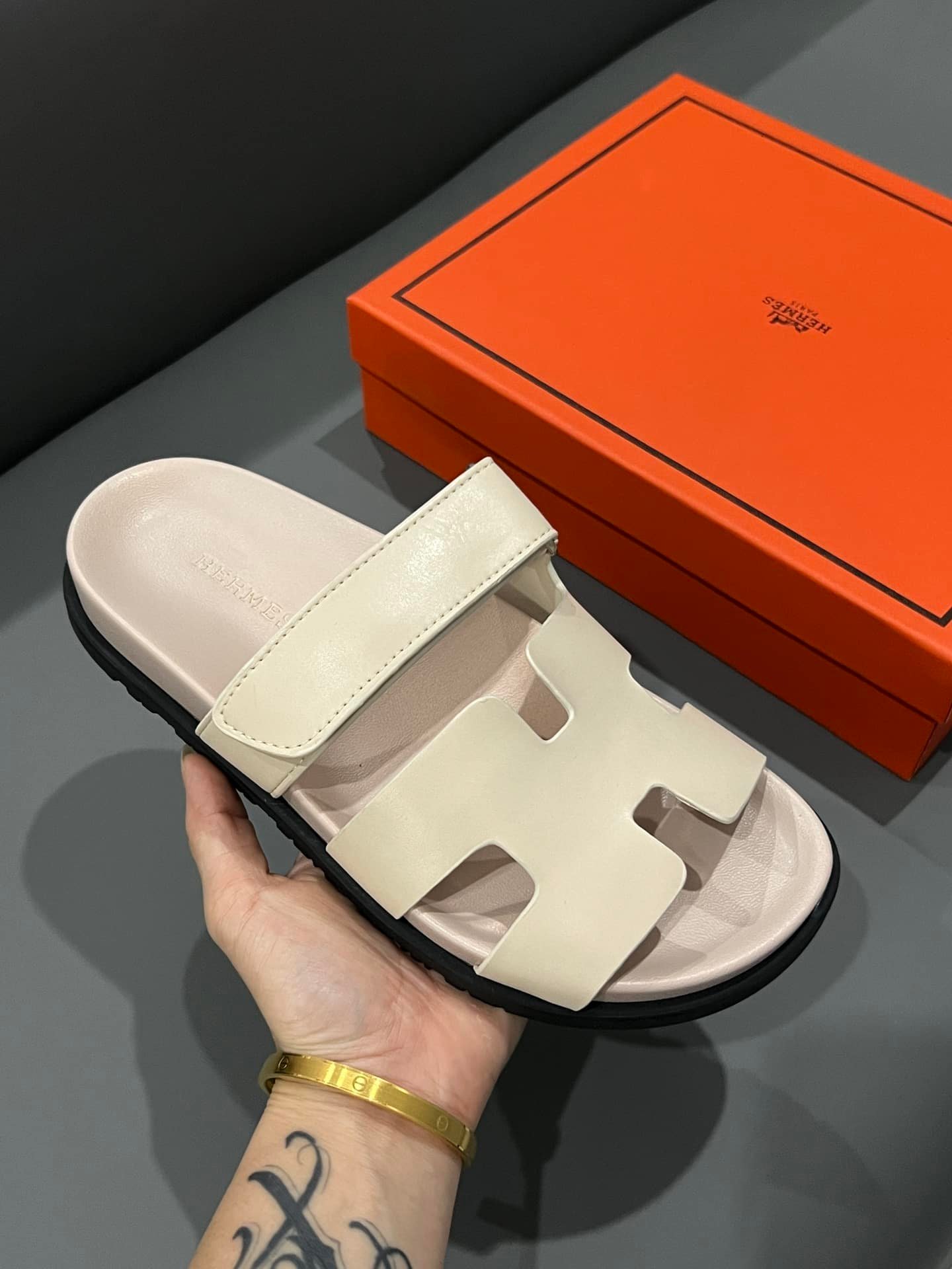 H**me5 Chypre Sandal Calfskin Beige