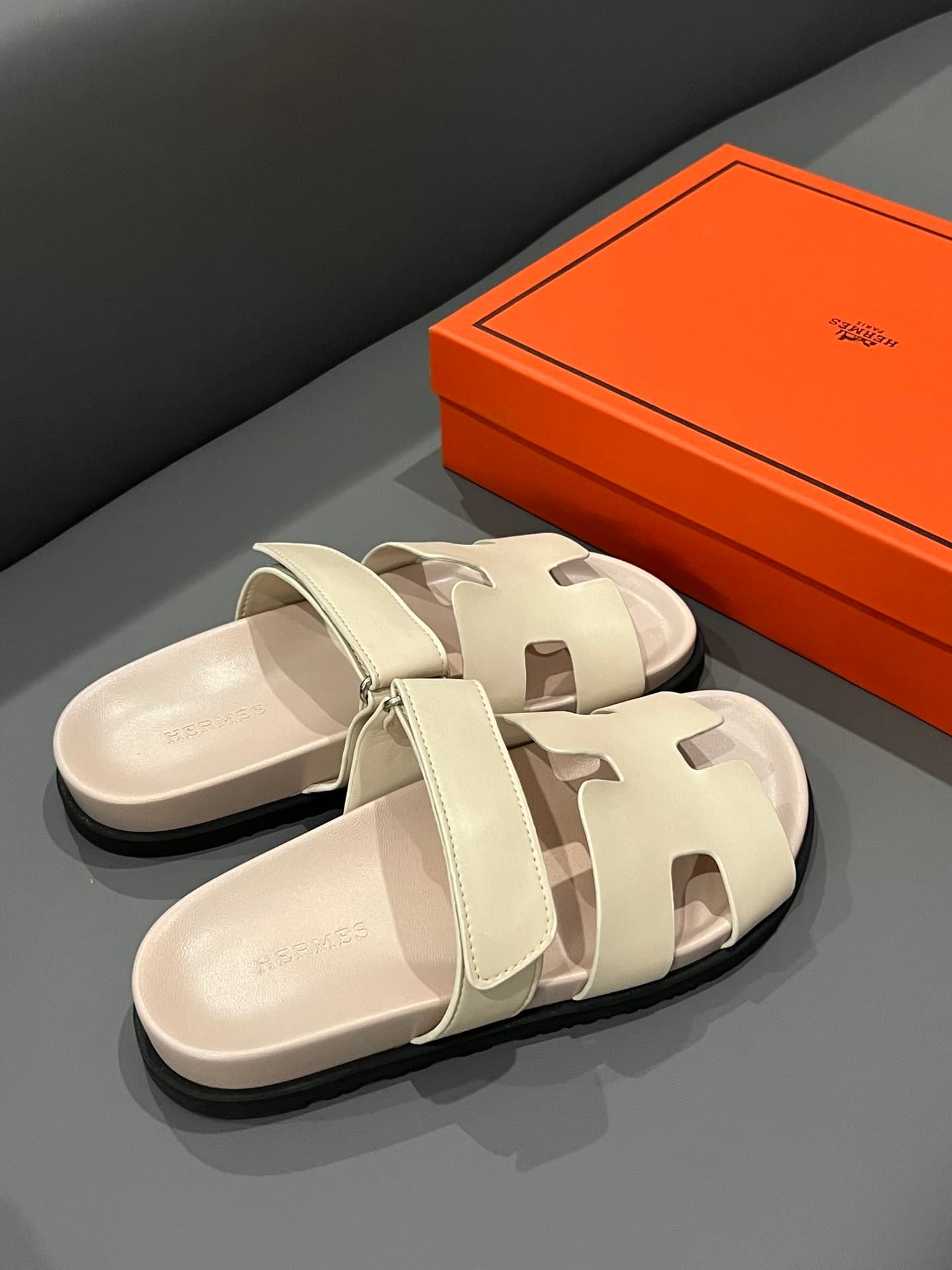 H**me5 Chypre Sandal Calfskin Beige