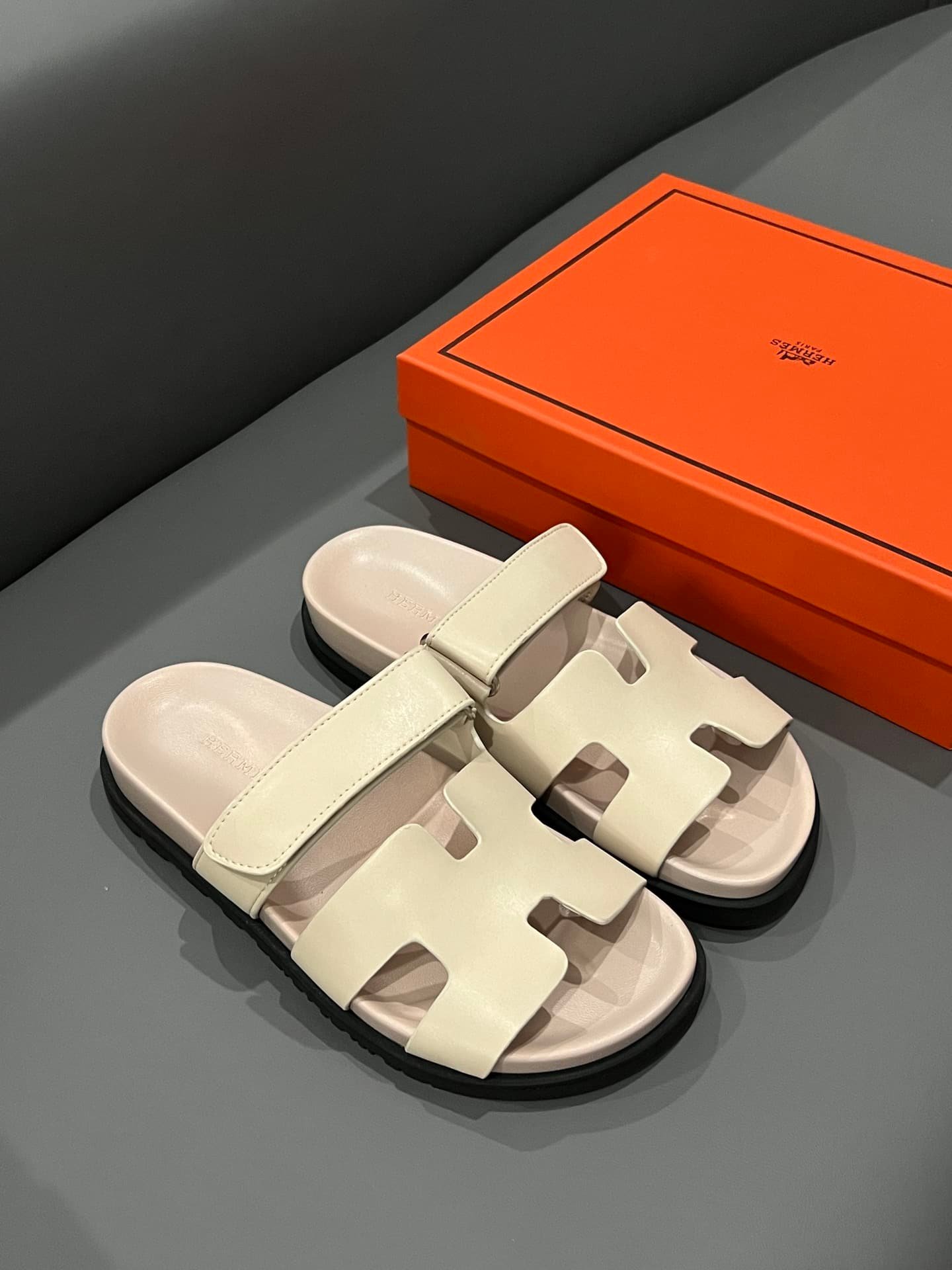 H**me5 Chypre Sandal Calfskin Beige