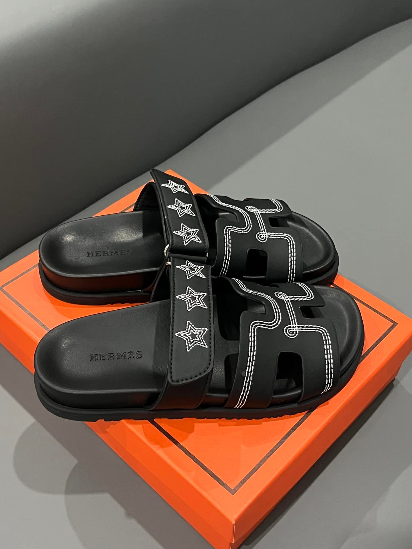 H**me5 Chypre Sandal Star Stitched Noir H232142Z 02340