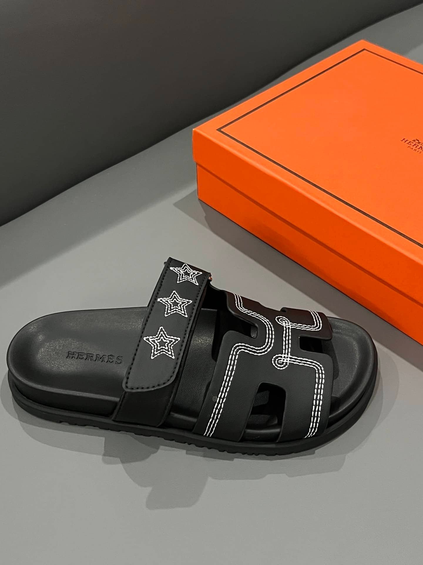 H**me5 Chypre Sandal Star Stitched Noir H232142Z 02340