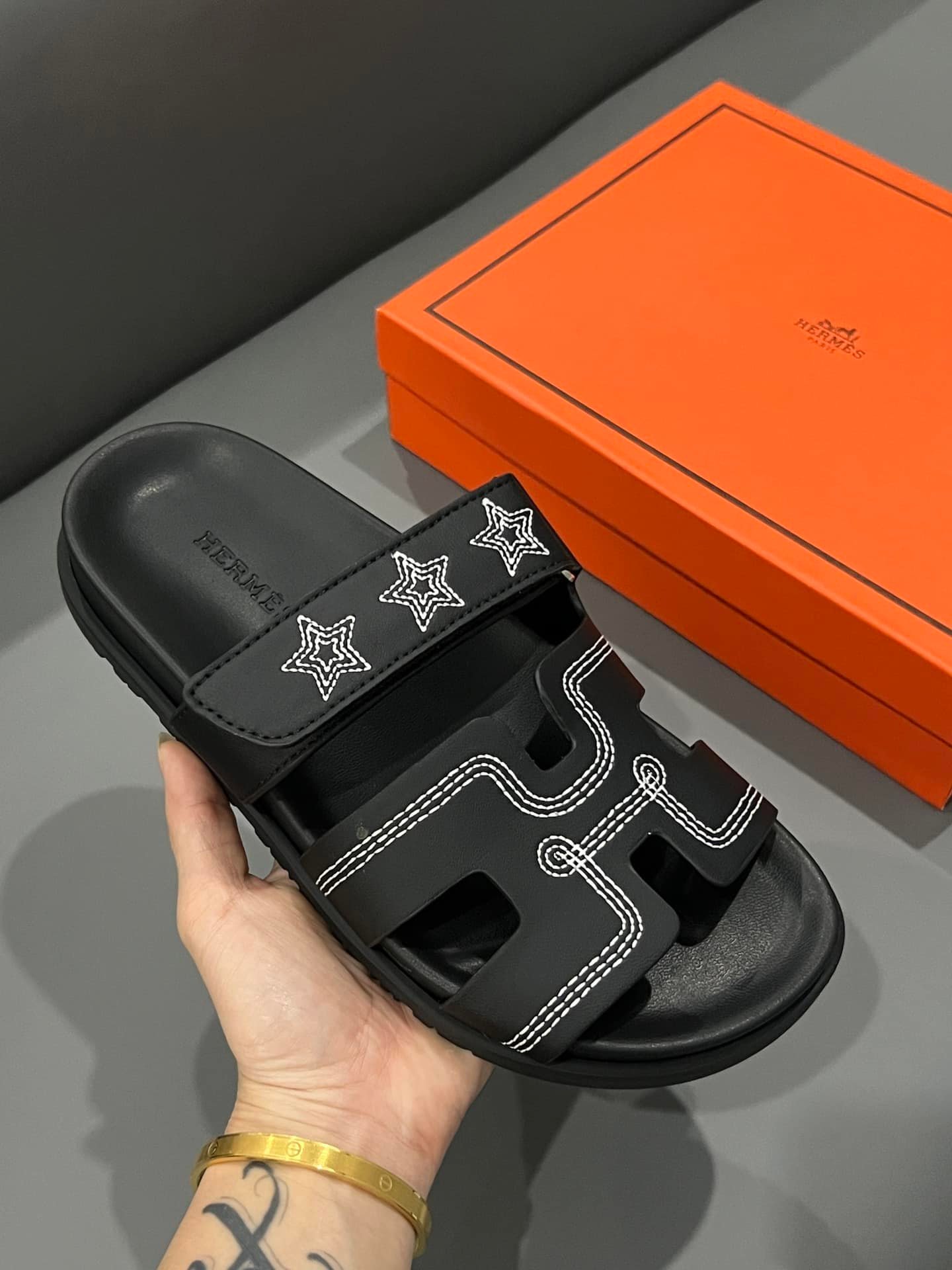 H**me5 Chypre Sandal Star Stitched Noir H232142Z 02340
