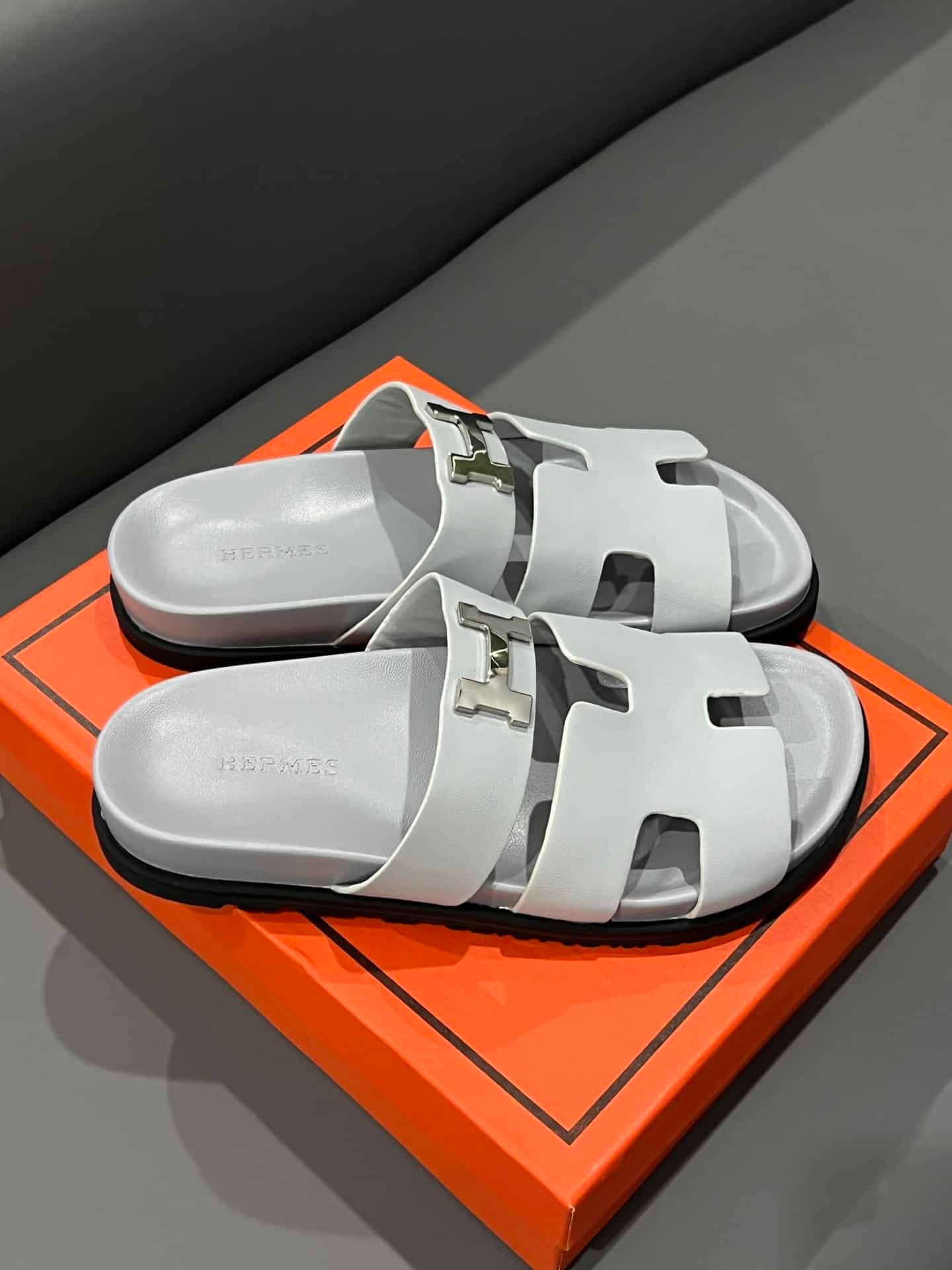 H**me5 Chypre Sandal H Logo Silver Hardware Light Grey