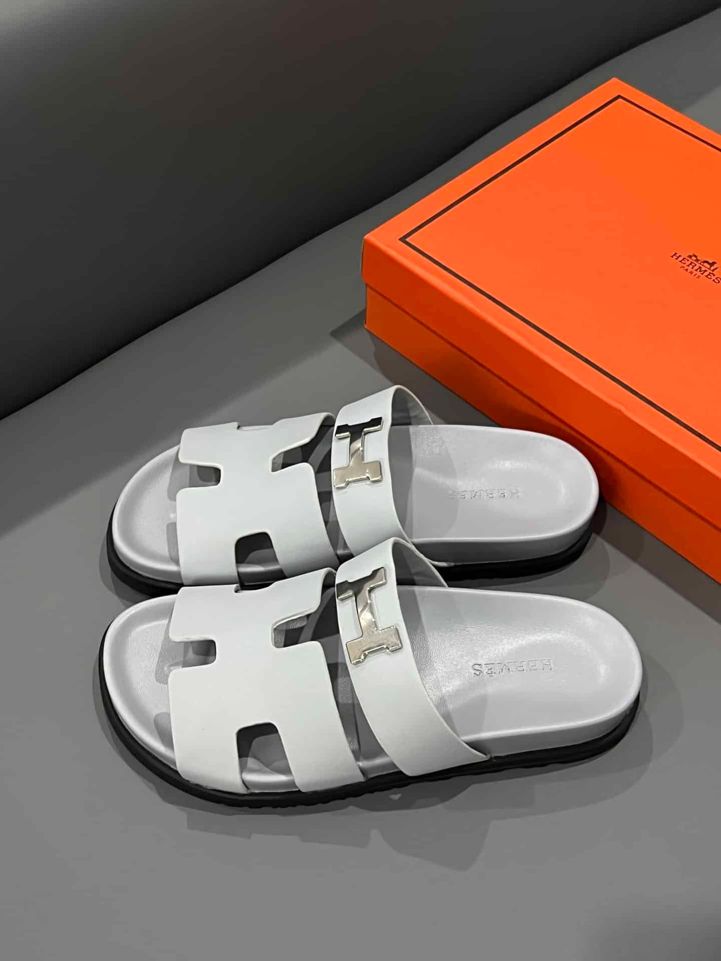 H**me5 Chypre Sandal H Logo Silver Hardware Light Grey