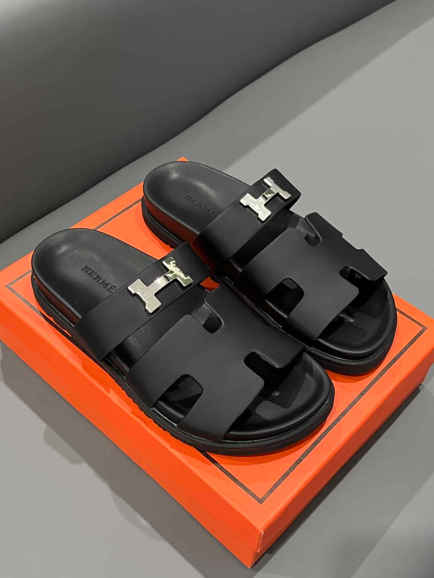 H**me5 Chypre Sandal H Logo Silver Hardware Black