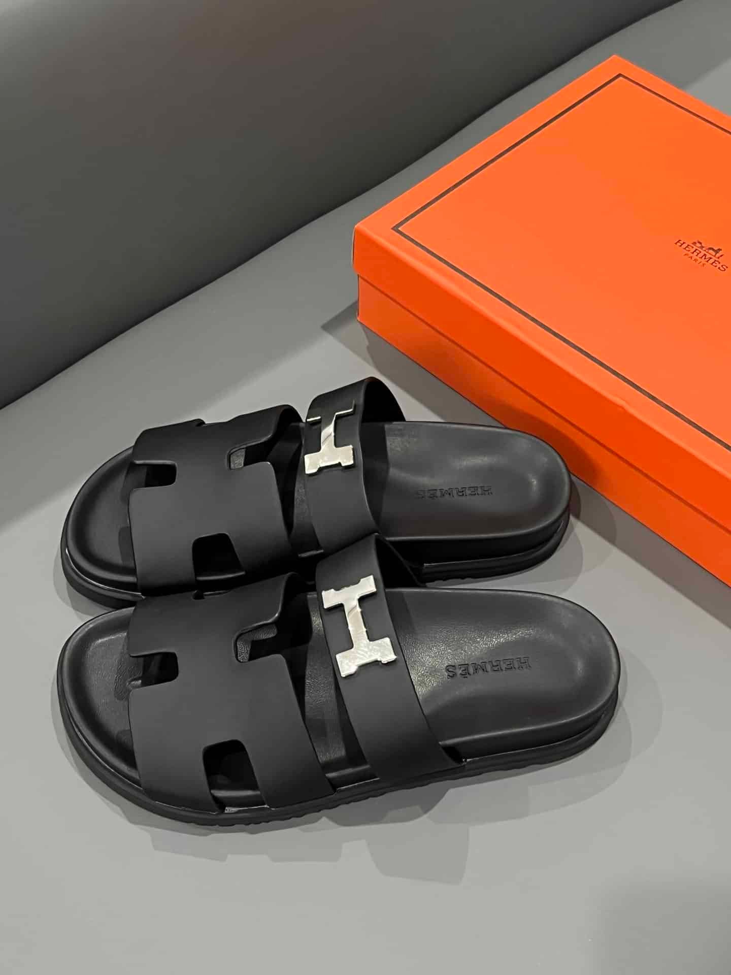 H**me5 Chypre Sandal H Logo Silver Hardware Black