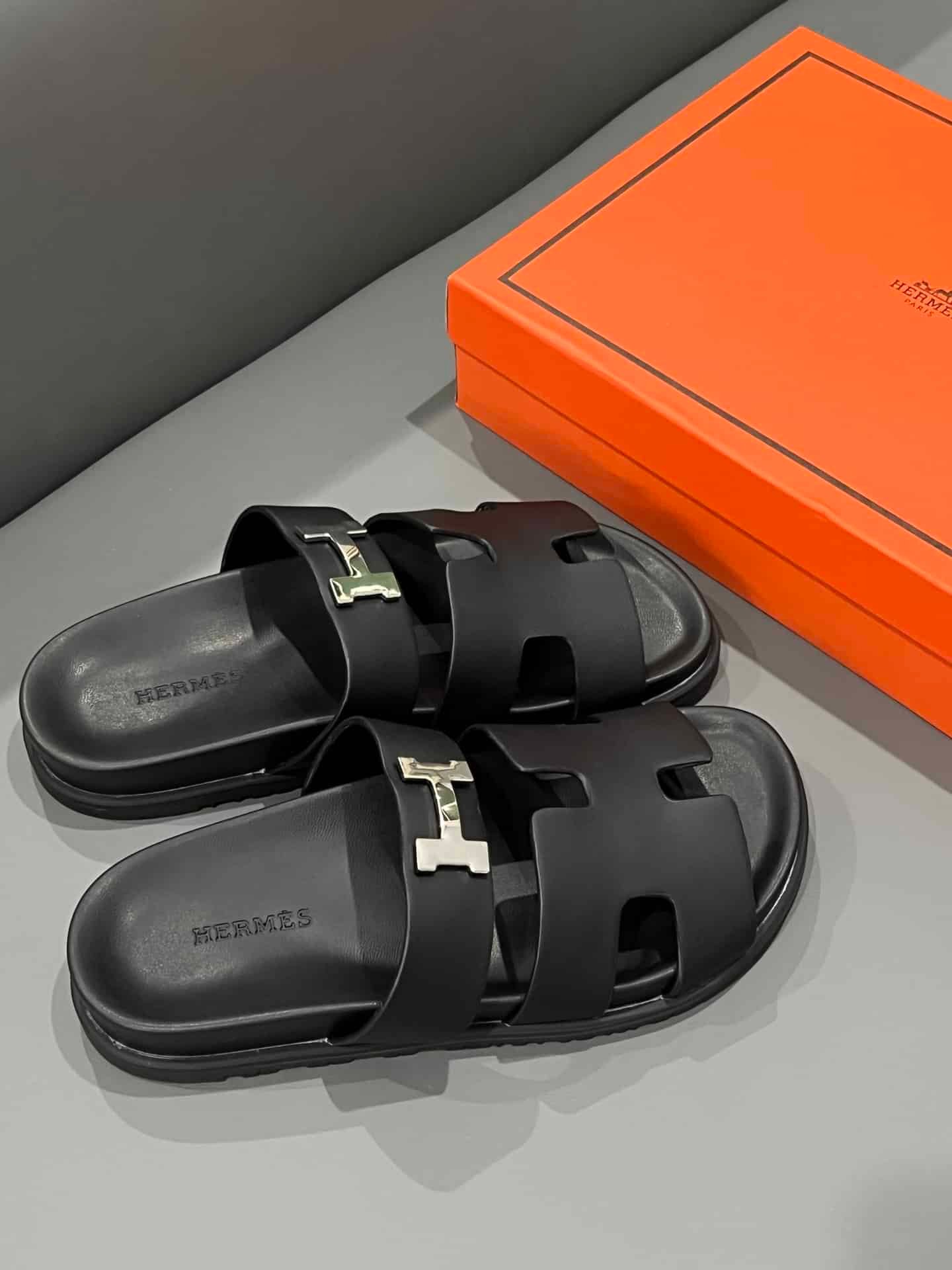 H**me5 Chypre Sandal H Logo Silver Hardware Black