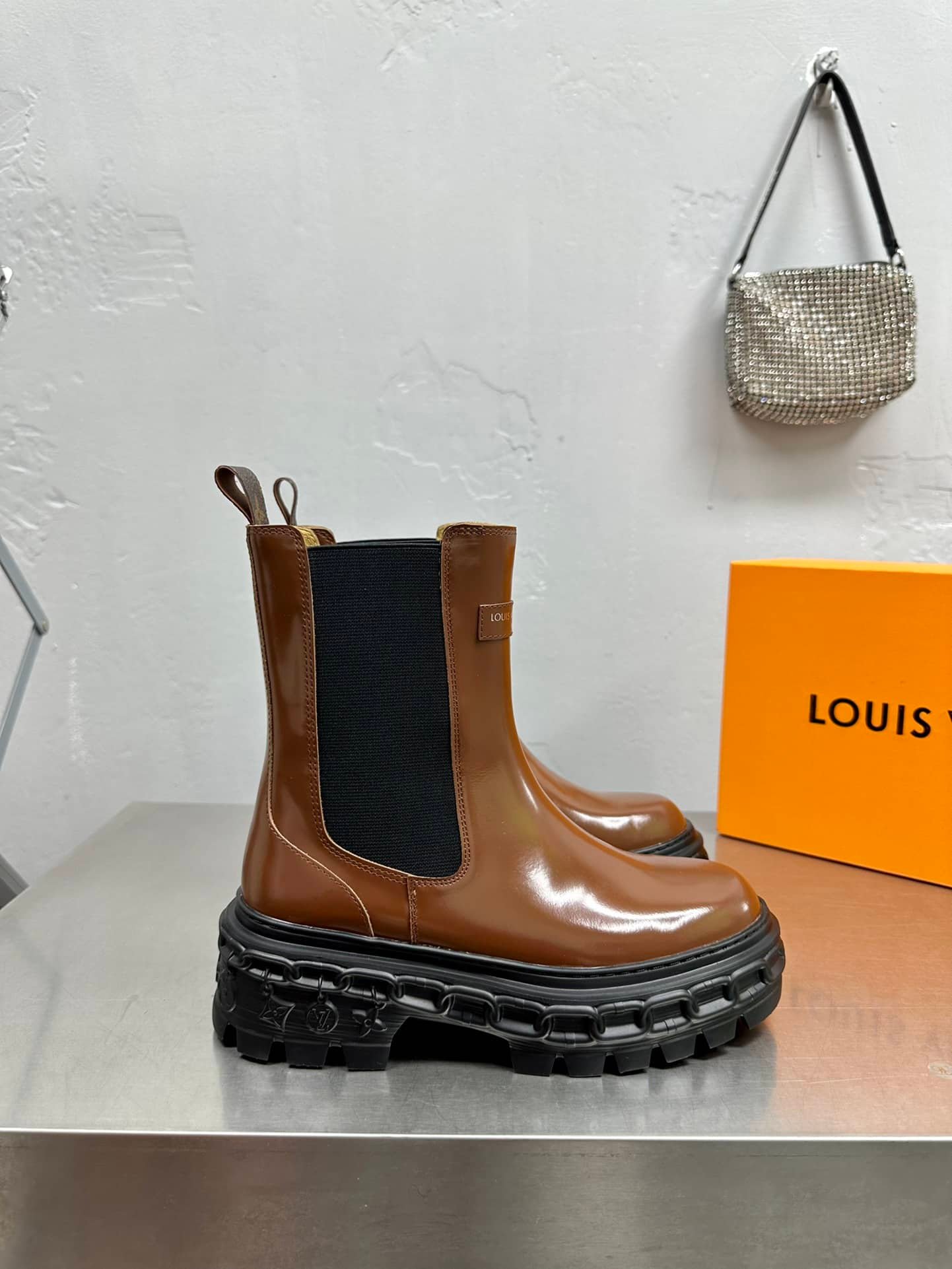 L0vis Vvtt0n Lv Record Chelsea Boot Brown