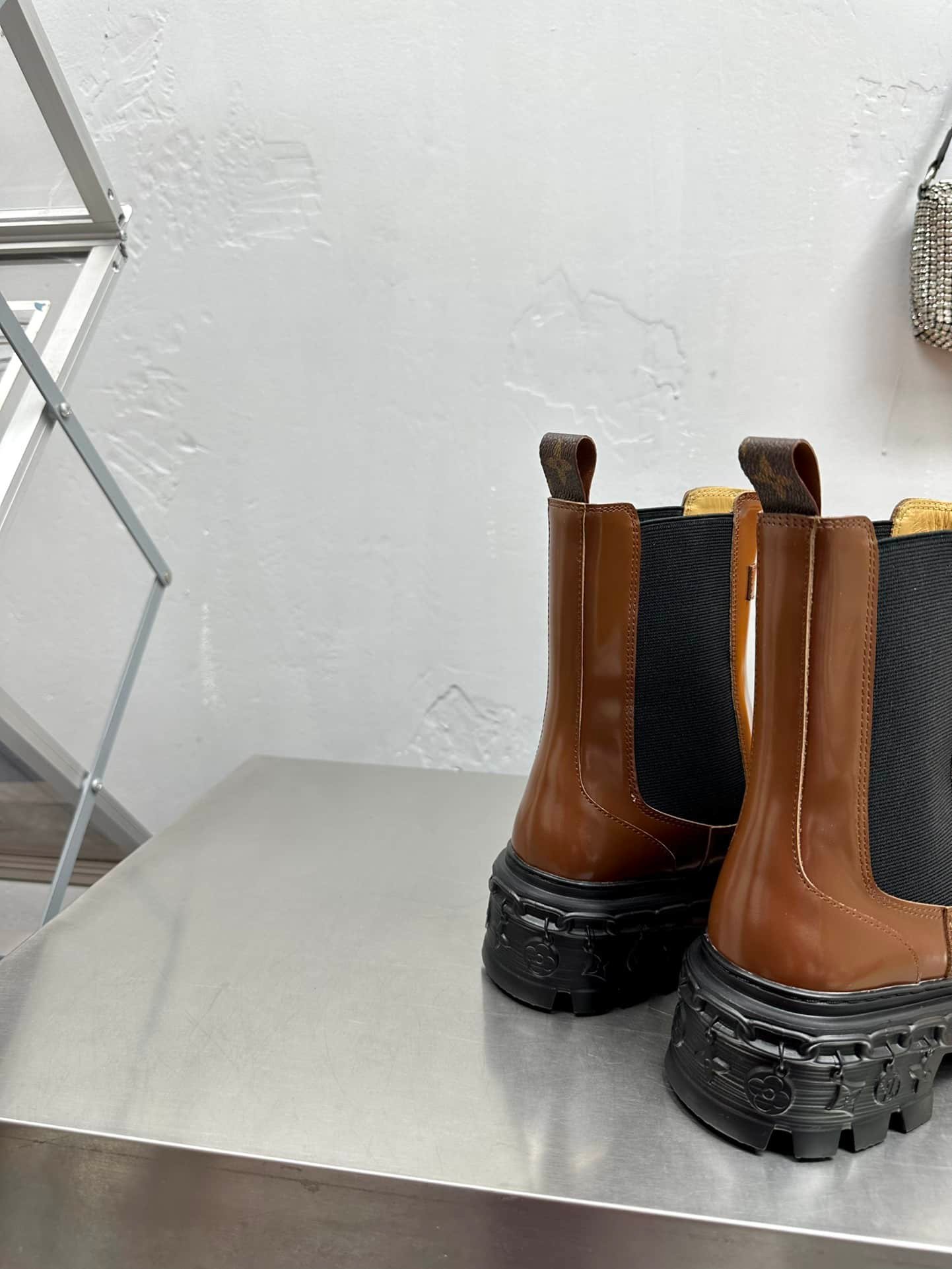 L0vis Vvtt0n Lv Record Chelsea Boot Brown
