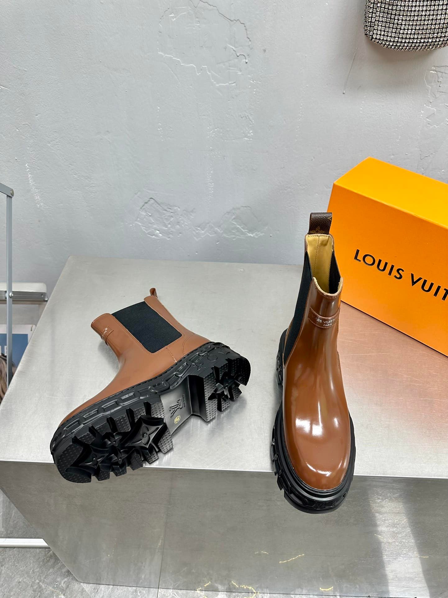 L0vis Vvtt0n Lv Record Chelsea Boot Brown