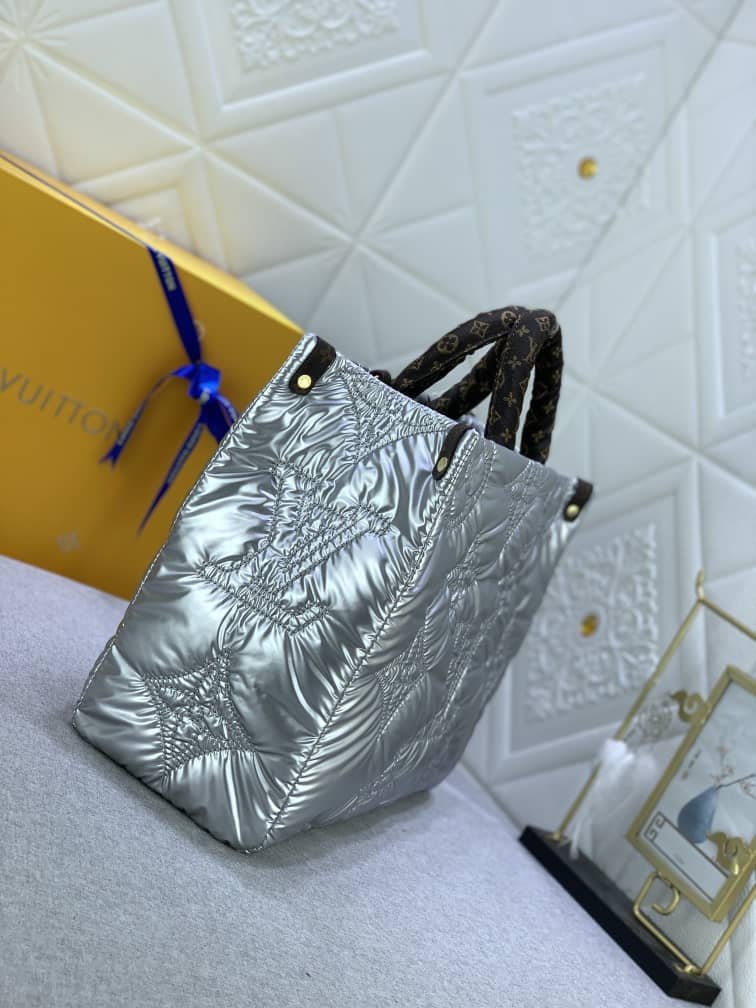 L0vis Vvtt0n Onthego Pillow Handbag Silver 34Cm