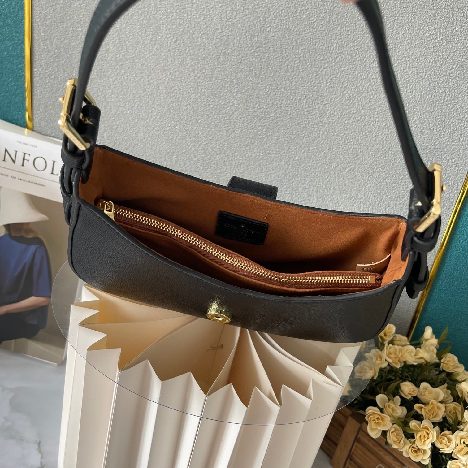 L0vis Vvtt0n Low Key Shoulder Bag Black 25Cm M24611