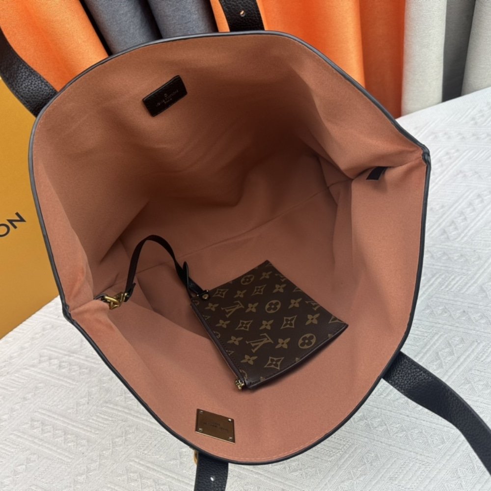 L0vis Vvtt0n Low Key Cabas MM Black 47Cm M25341