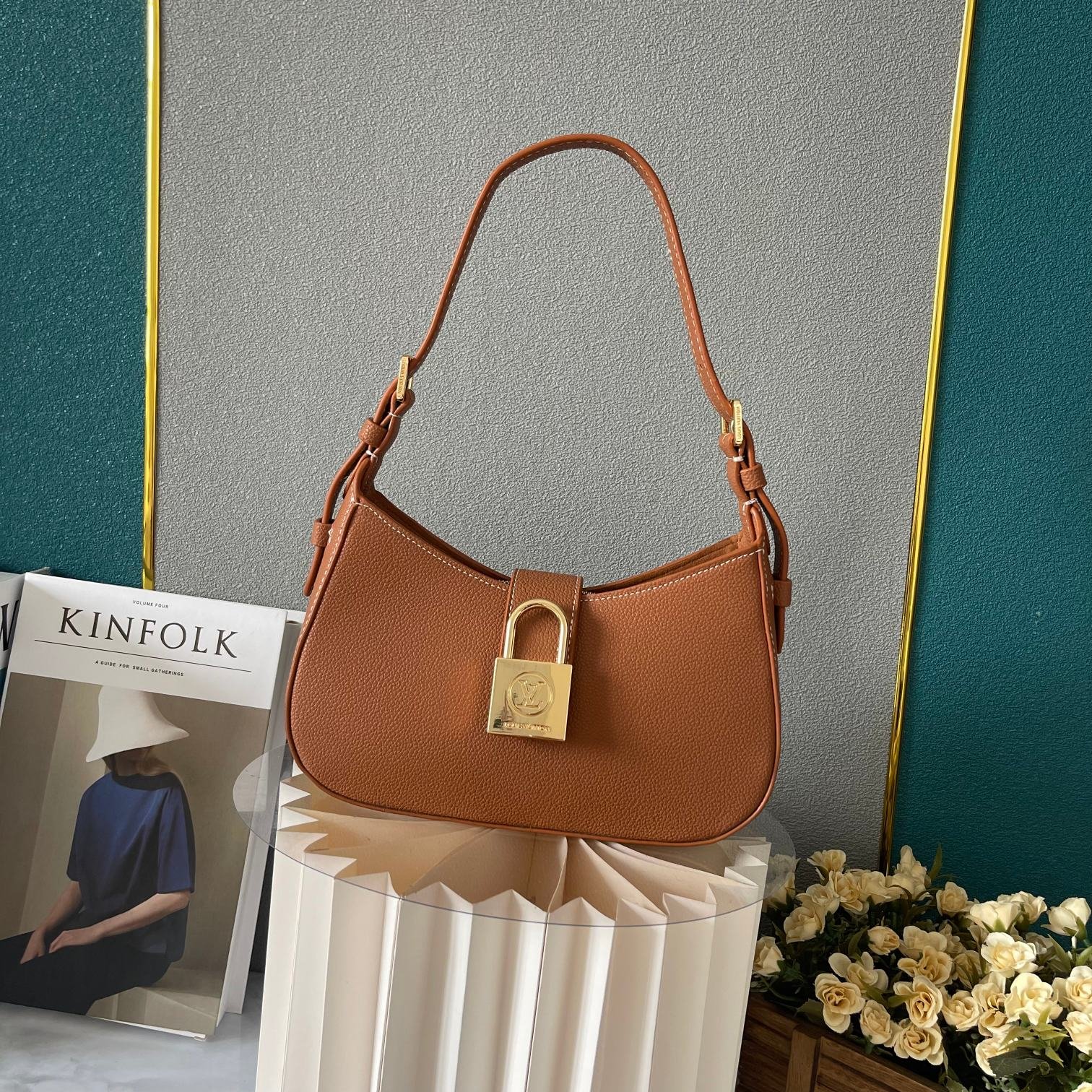 L0vis Vvtt0n Low Key Shoulder Bag Brown 25Cm M24885