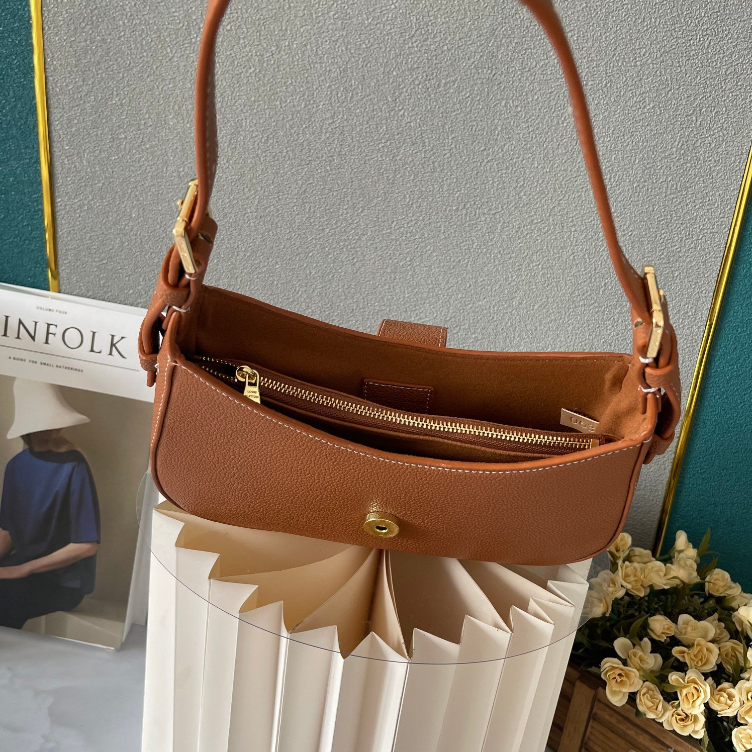 L0vis Vvtt0n Low Key Shoulder Bag Brown 25Cm M24885