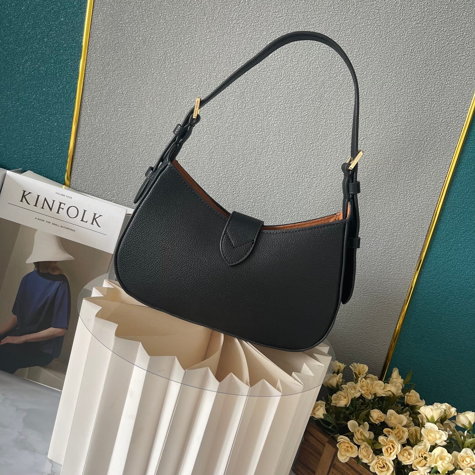 L0vis Vvtt0n Low Key Shoulder Bag Black 25Cm M24611