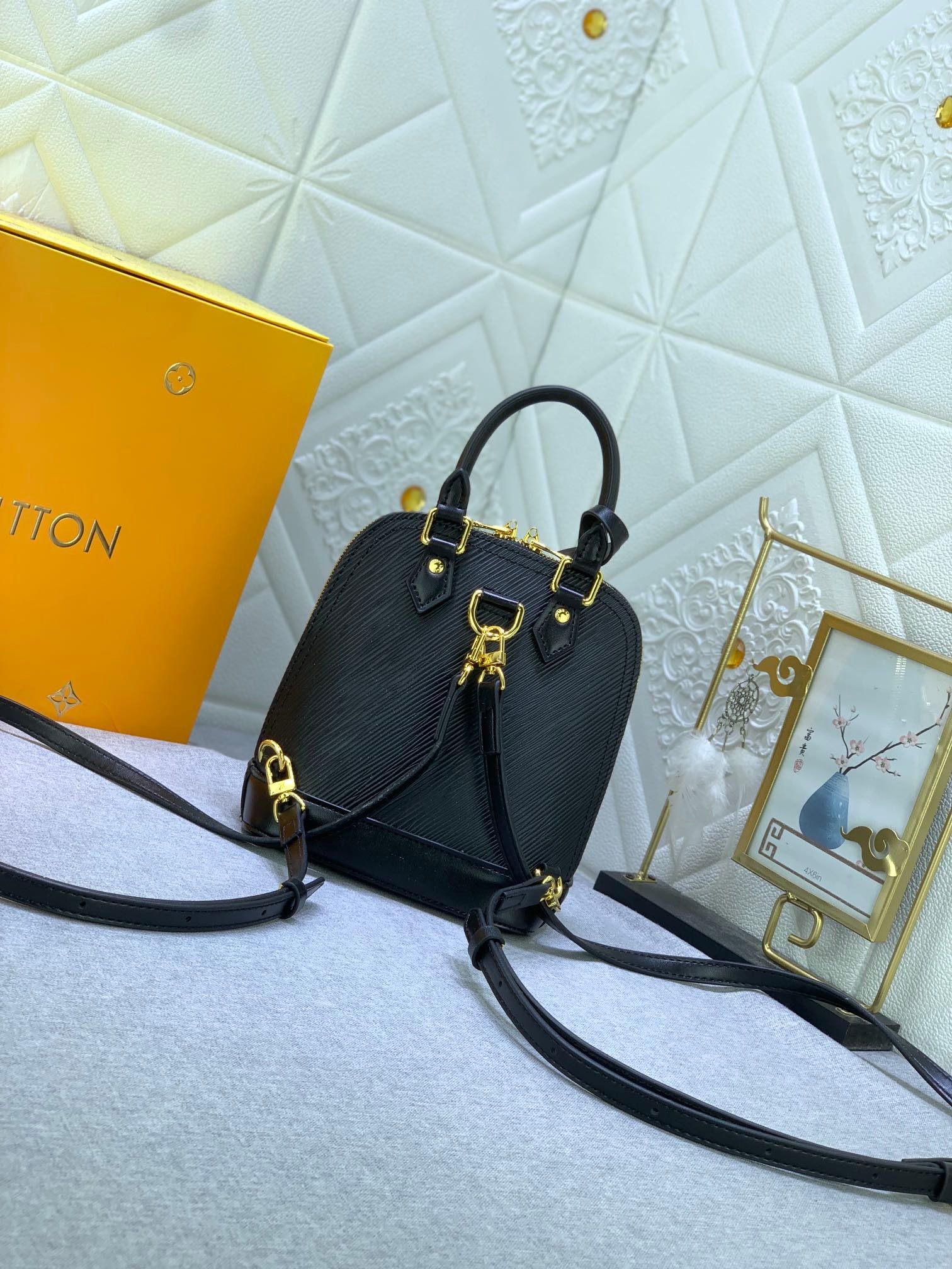 L0vis Vvtt0n Alma Backpack Epi Leather Black 20Cm M25103