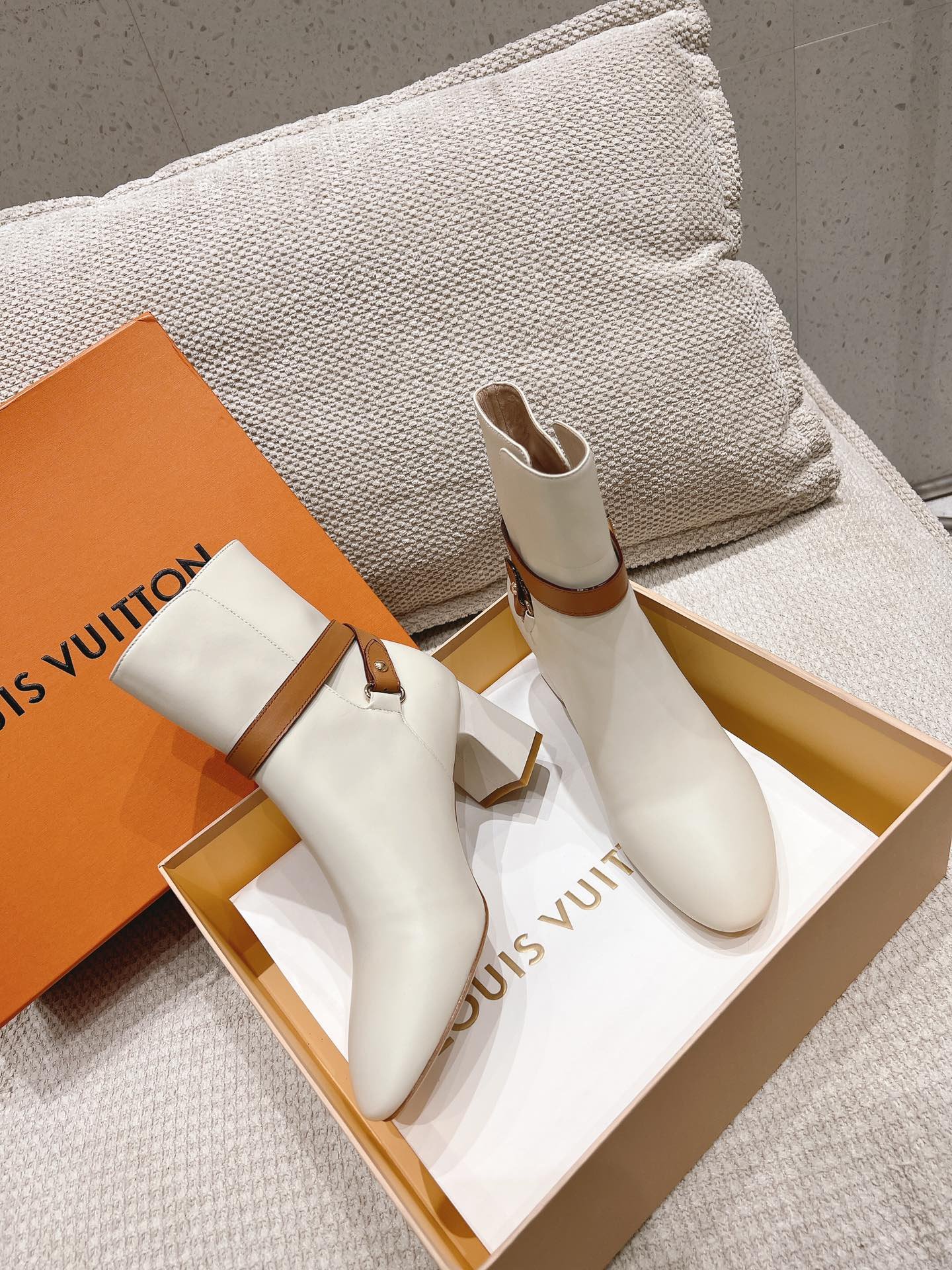L0vis Vvtt0n Parisienne Ankle Boot White