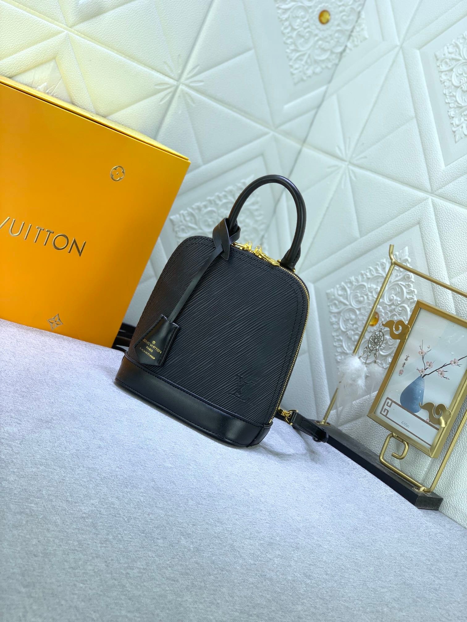L0vis Vvtt0n Alma Backpack Epi Leather Black 20Cm M25103