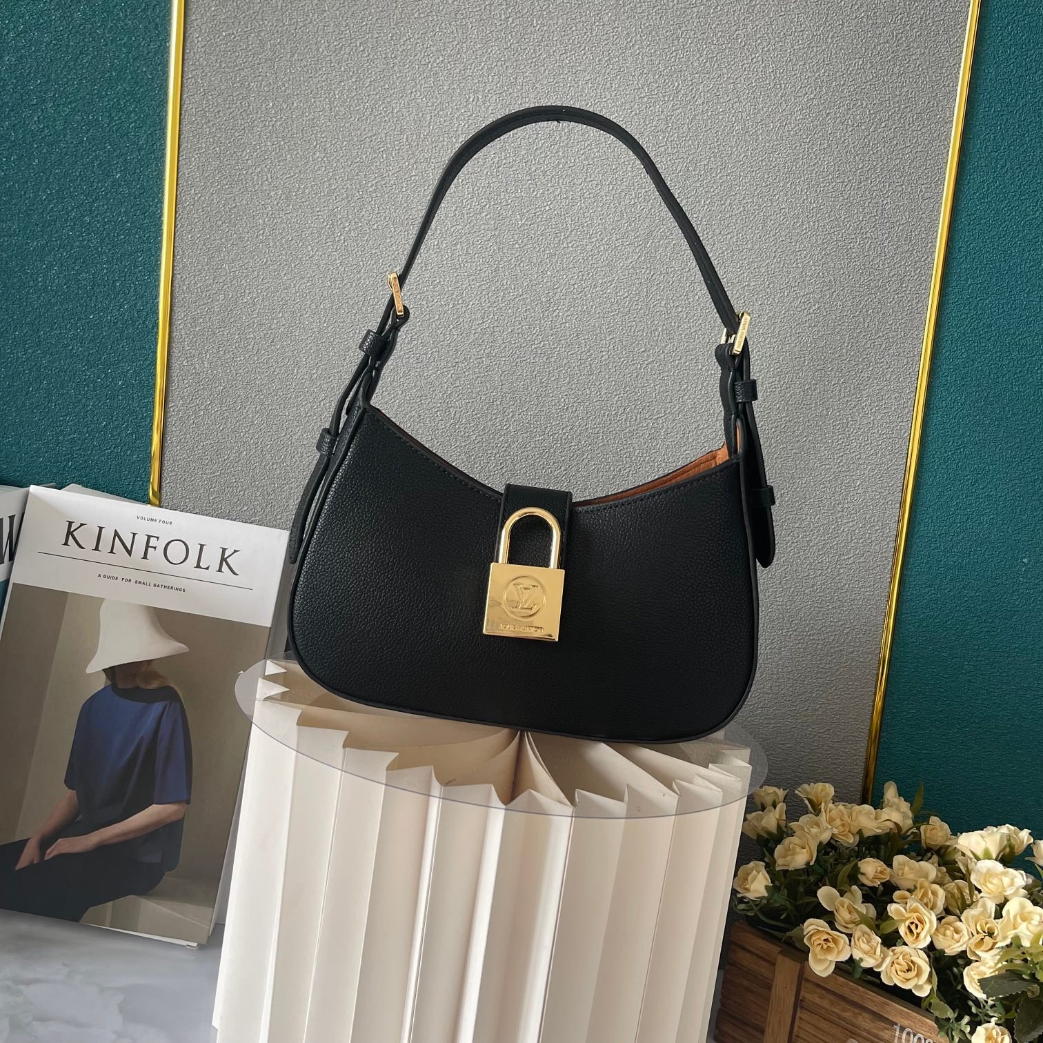 L0vis Vvtt0n Low Key Shoulder Bag Black 25Cm M24611