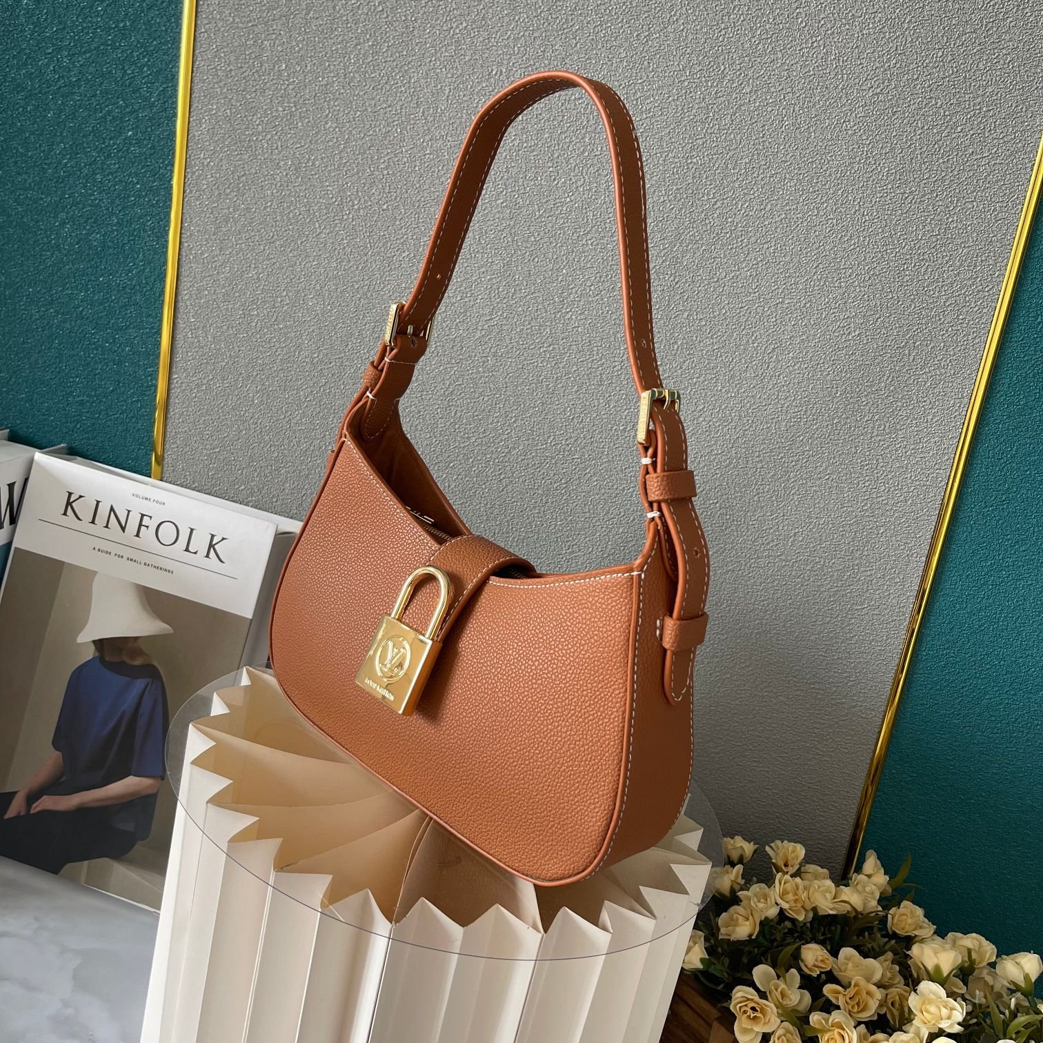 L0vis Vvtt0n Low Key Shoulder Bag Brown 25Cm M24885
