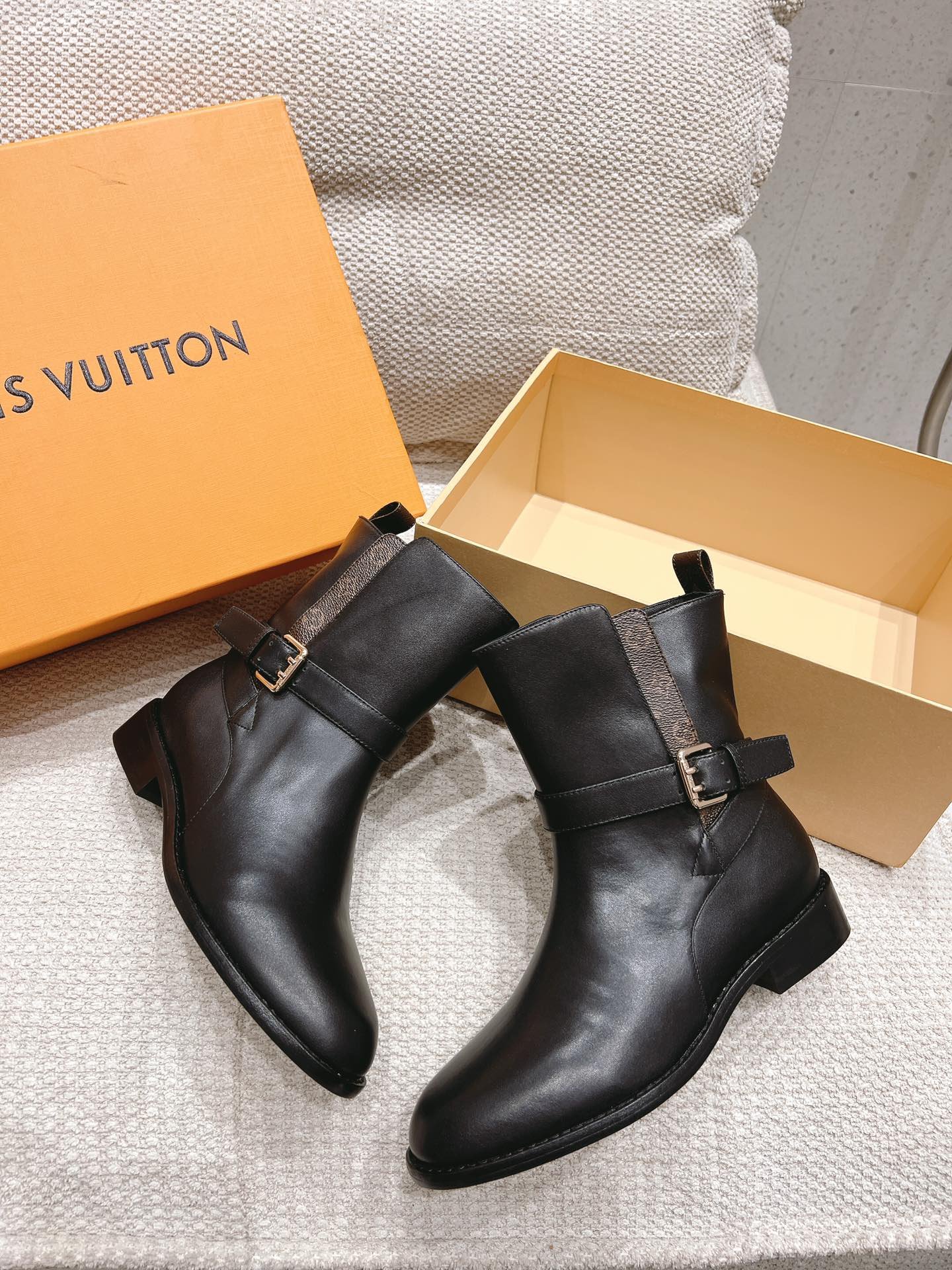 L0vis Vvtt0n Bootsy Ankle Boot Black 1Abub4