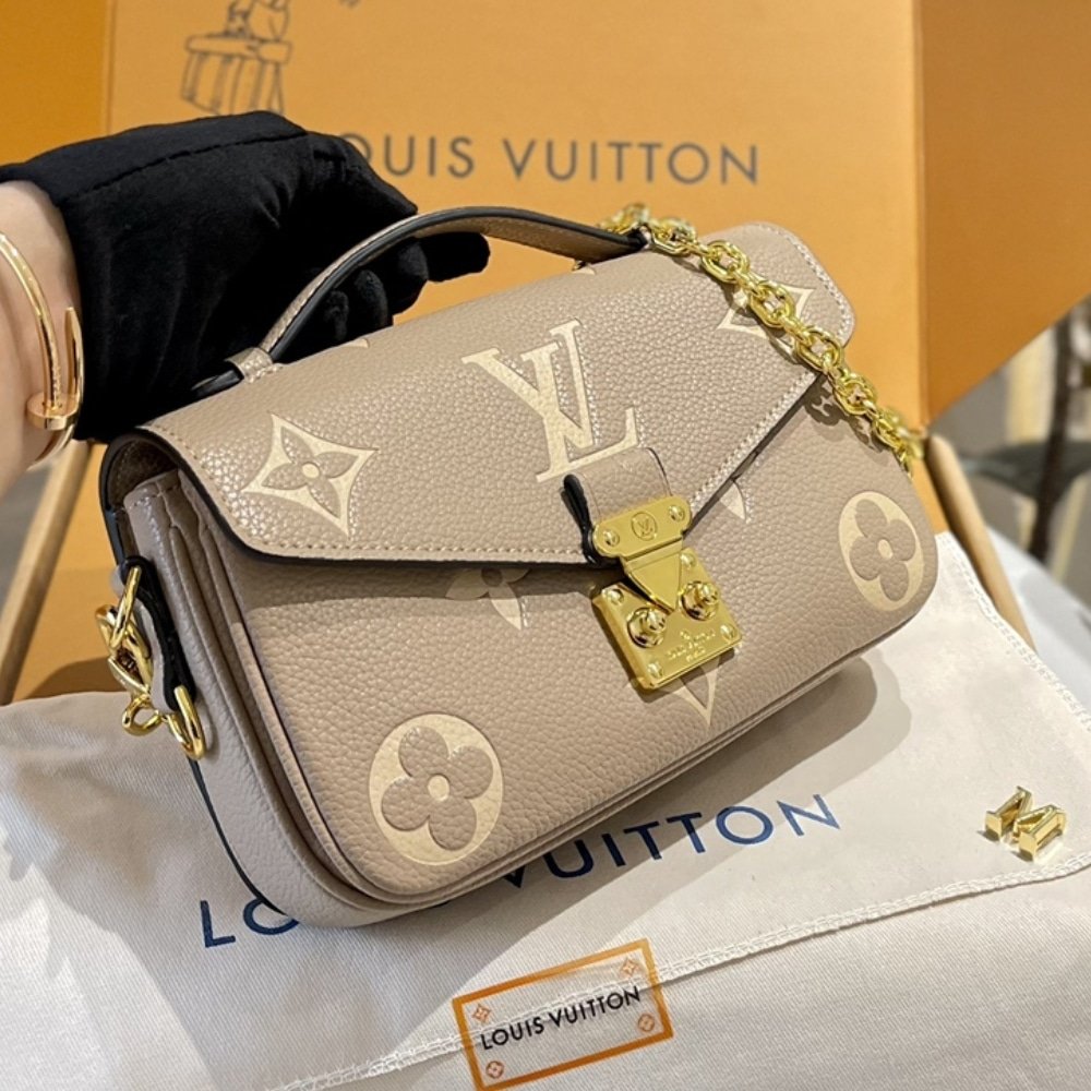 L0vis Vvtt0n Pochette Métis East West Bag Gray Cream 21Cm M23081