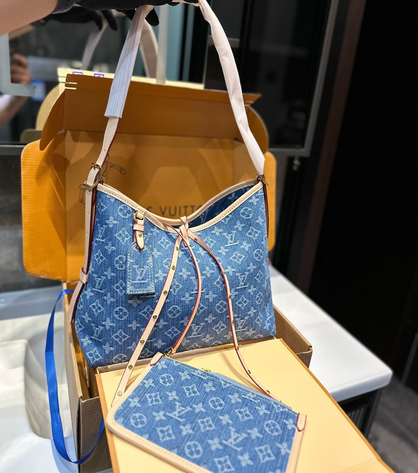 L0vis Vvtt0n Carryall PM Denim Blue 28Cm M46855