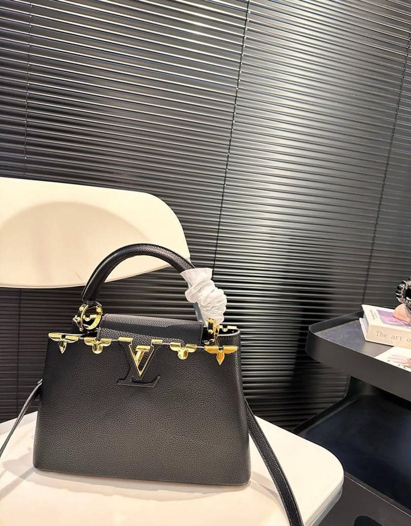 L0vis Vvtt0n Capucines Mm Bag Black 27Cm M54663
