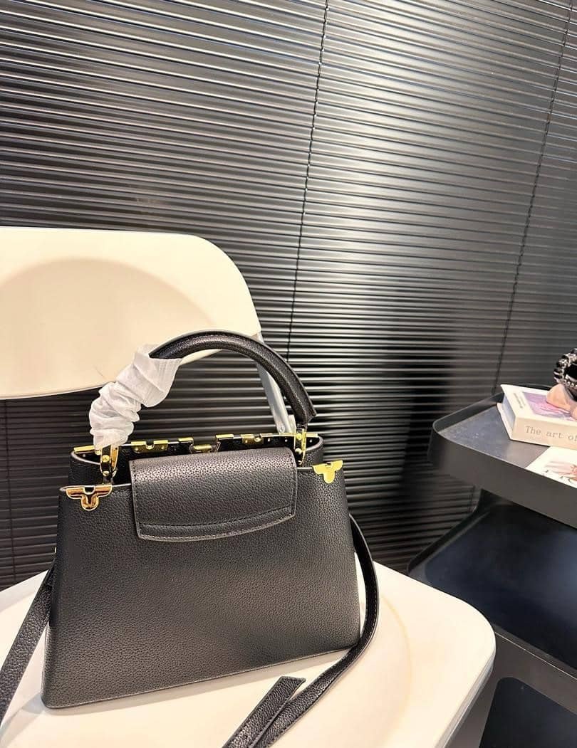 L0vis Vvtt0n Capucines Mm Bag Black 27Cm M54663