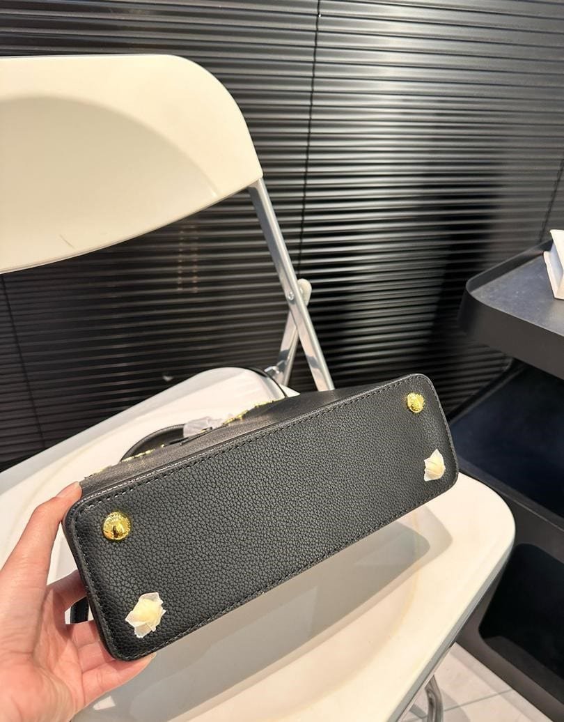 L0vis Vvtt0n Capucines Mm Bag Black 27Cm M54663
