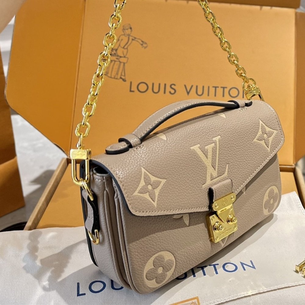 L0vis Vvtt0n Pochette Métis East West Bag Gray Cream 21Cm M23081