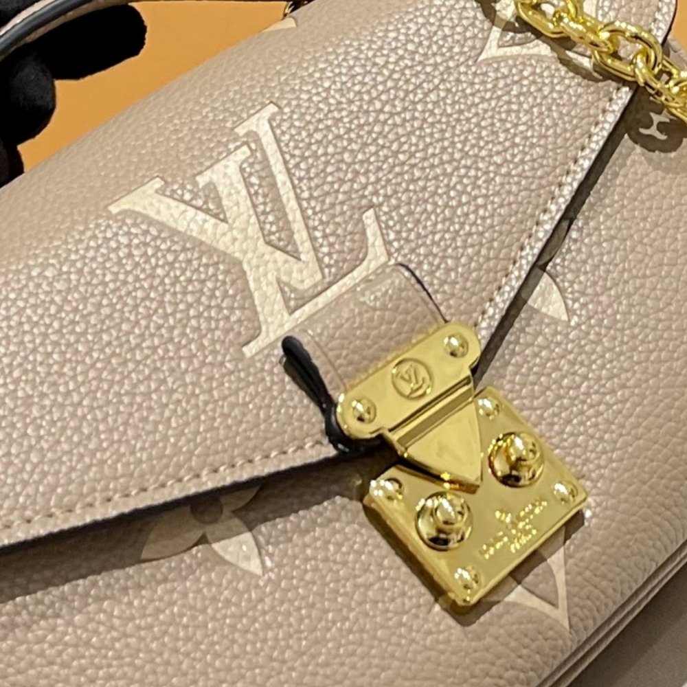 L0vis Vvtt0n Pochette Métis East West Bag Gray Cream 21Cm M23081
