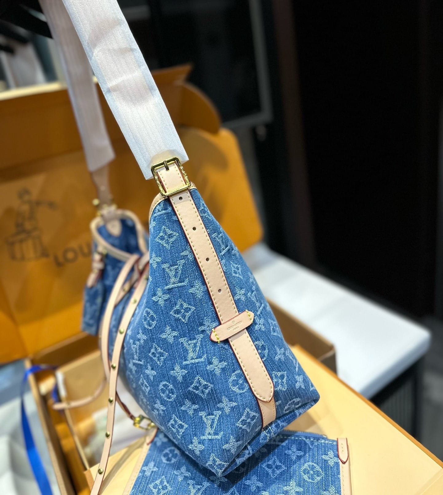 L0vis Vvtt0n Carryall PM Denim Blue 28Cm M46855