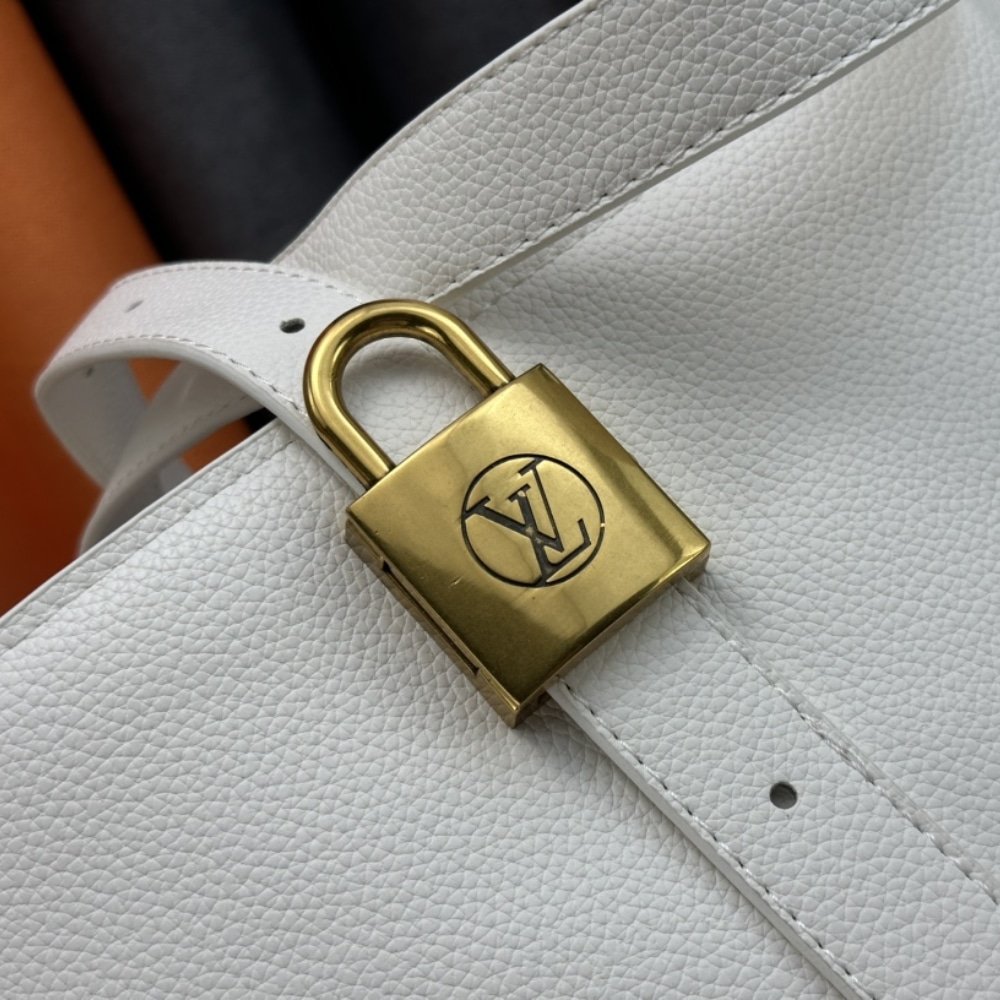 L0vis Vvtt0n Low Key Cabas MM White 47Cm