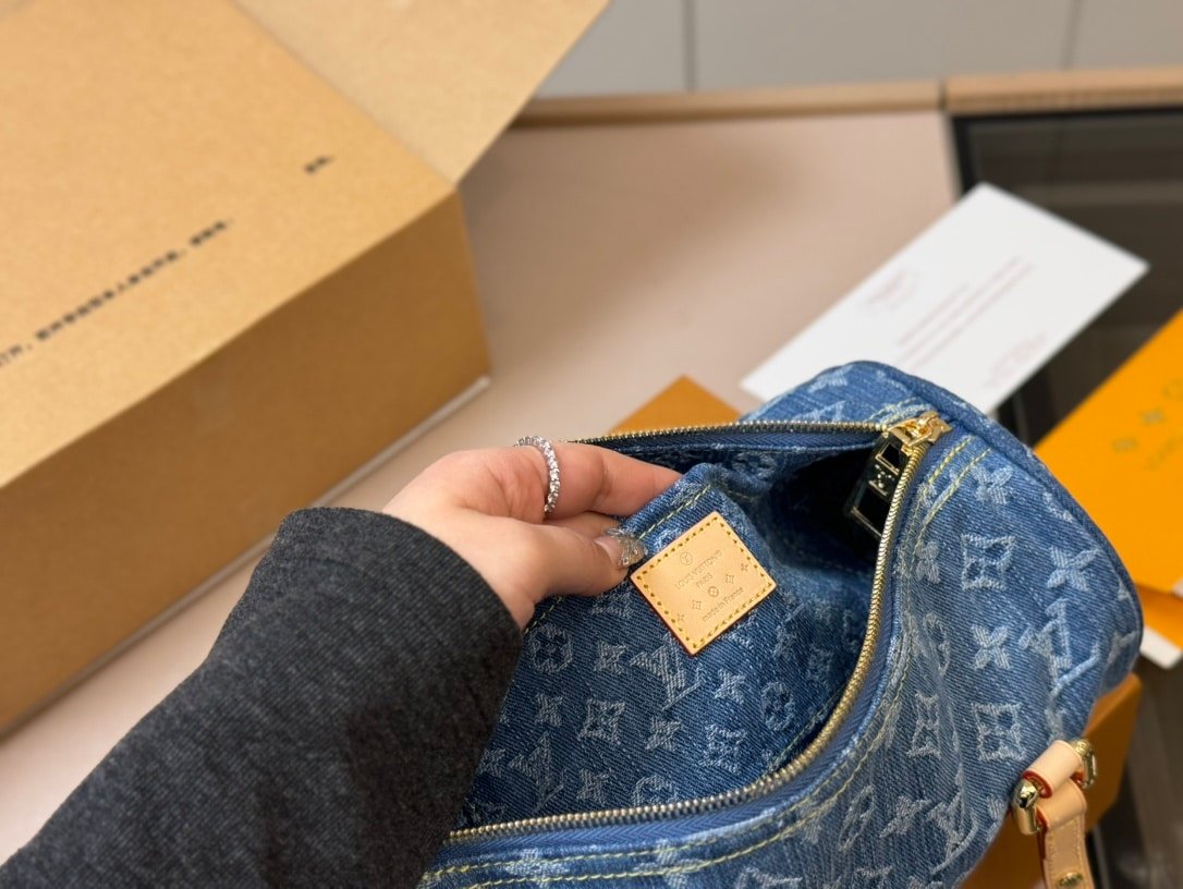L0vis Vvtt0n Hills Pochette Denim Blue 27Cm M82949