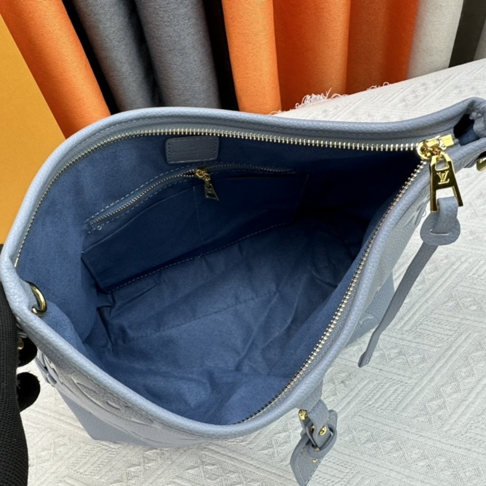 L0vis Vvtt0n Carryall PM Pale Blue 29Cm