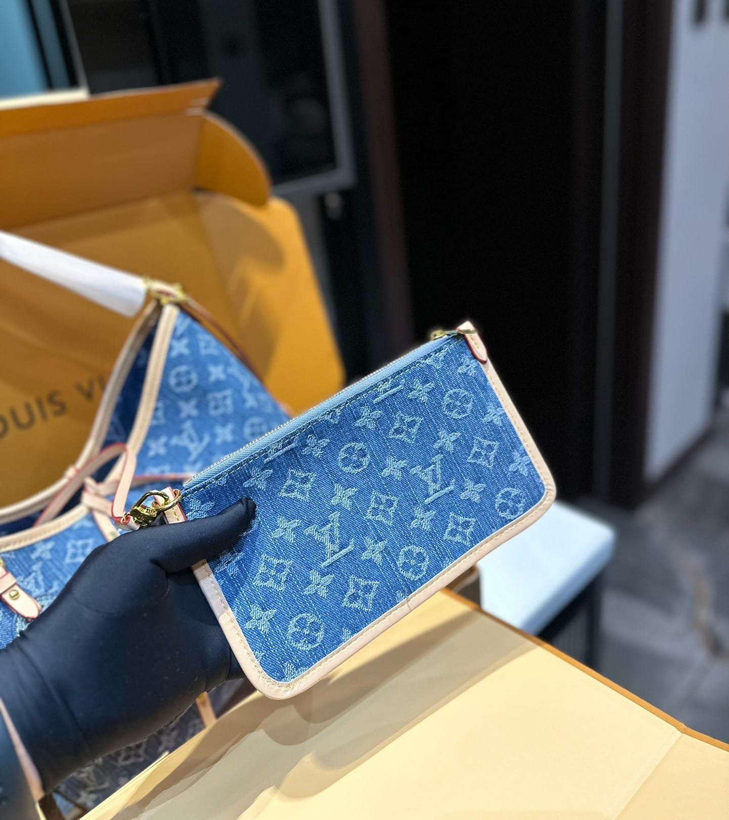 L0vis Vvtt0n Carryall PM Denim Blue 28Cm M46855