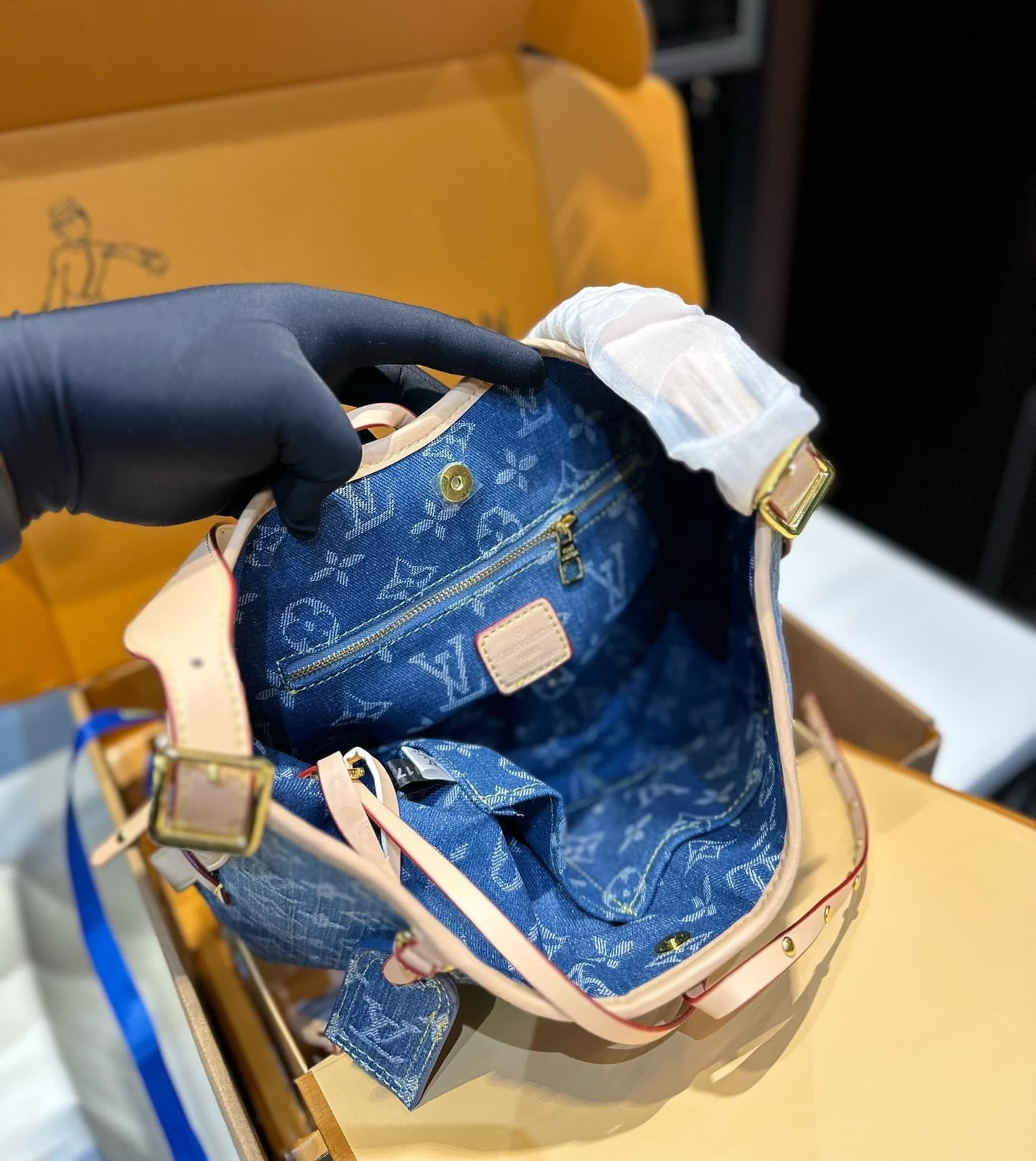 L0vis Vvtt0n Carryall PM Denim Blue 28Cm M46855