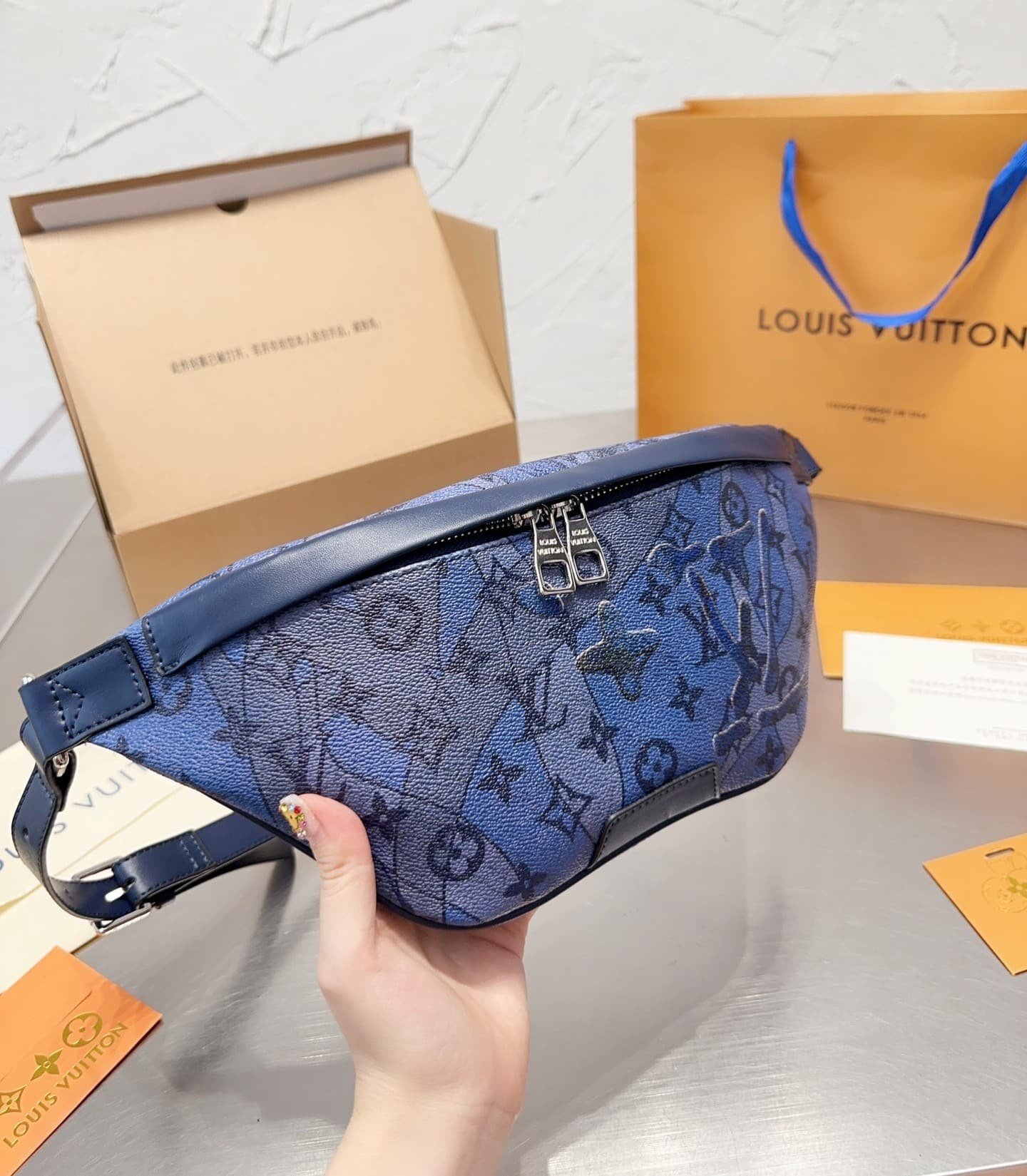 L0vis Vvtt0n Discovery Bumbag Blue 47Cm M22576