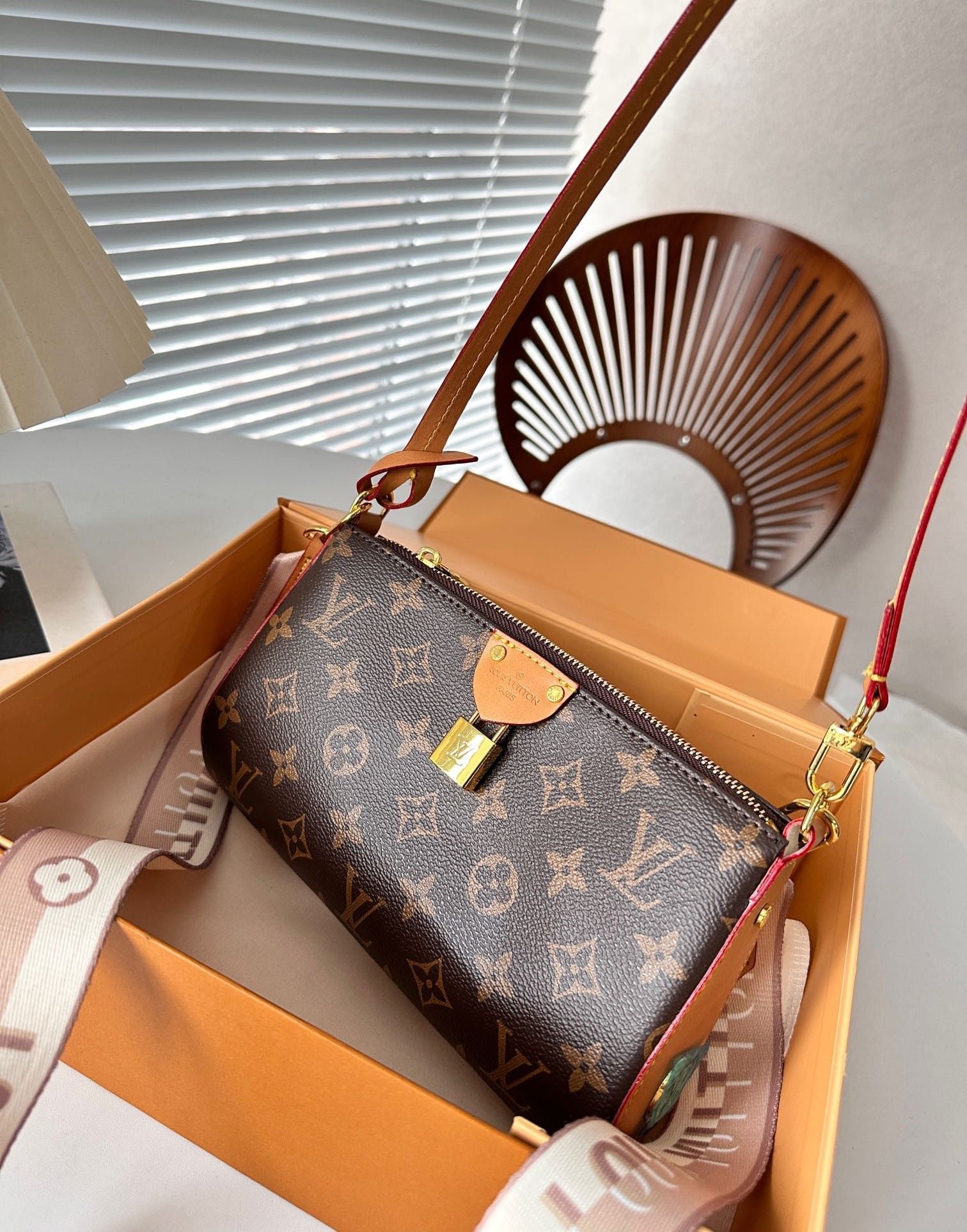 L0vis Vvtt0n Pochette Tirette Monogram Canvas 23Cm M47123