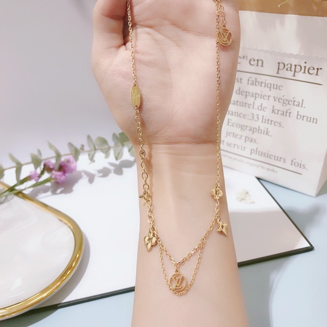 L0vis Vvtt0n Blooming S*pple Necklace Gold M90736