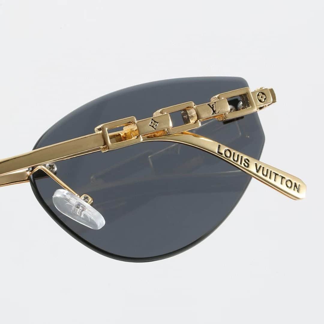 L0vis Vvtt0n Iconique Féline Sunglasses Black