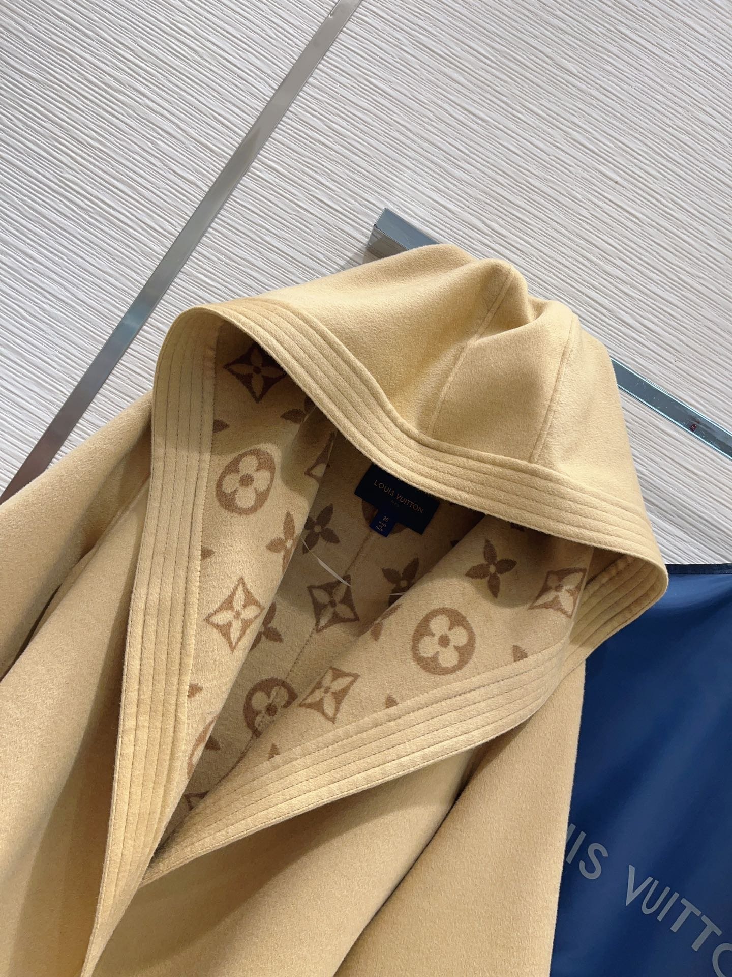 L0vis Vvtt0n Signature Hooded Wrap Robe Coat Beige 1Ab713